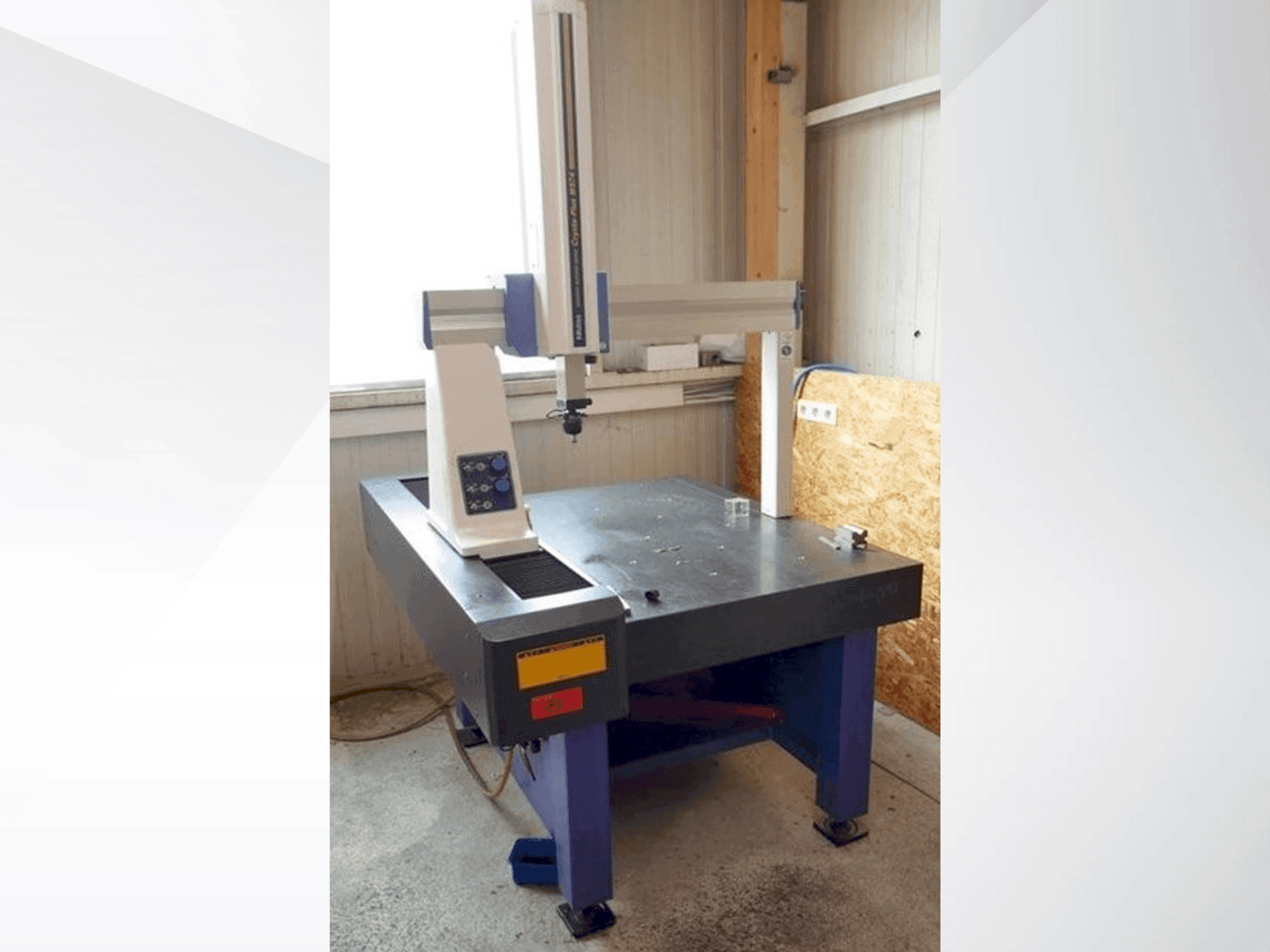 Front view of Mitutoyo Crysta-Plus M574 machine