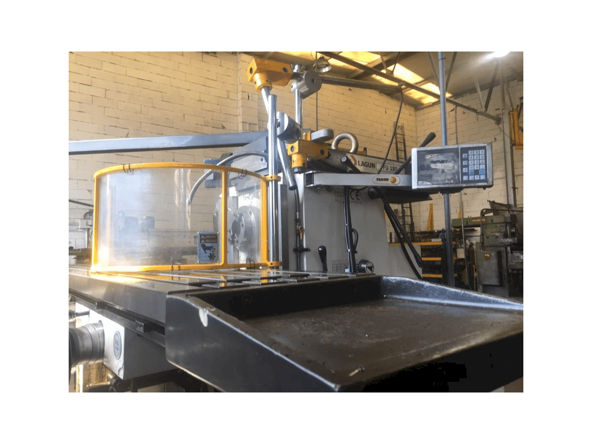 Vista frontal de la máquina LAGUN FU-185