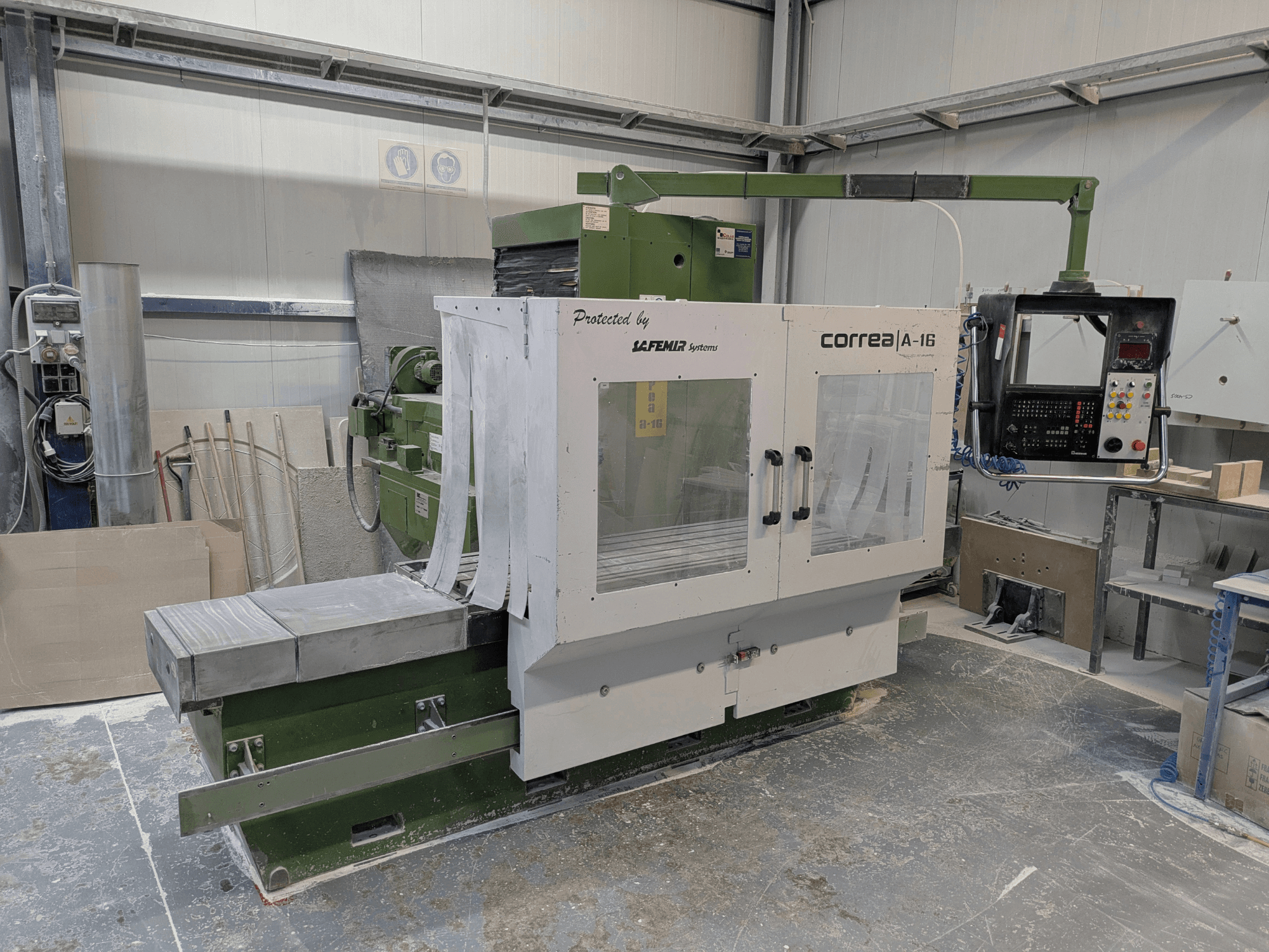 Fresadora Correa A-16 en un taller, vista frontal con panel de control y superficie de trabajo, mostrando diseño industrial y funcionalidad.