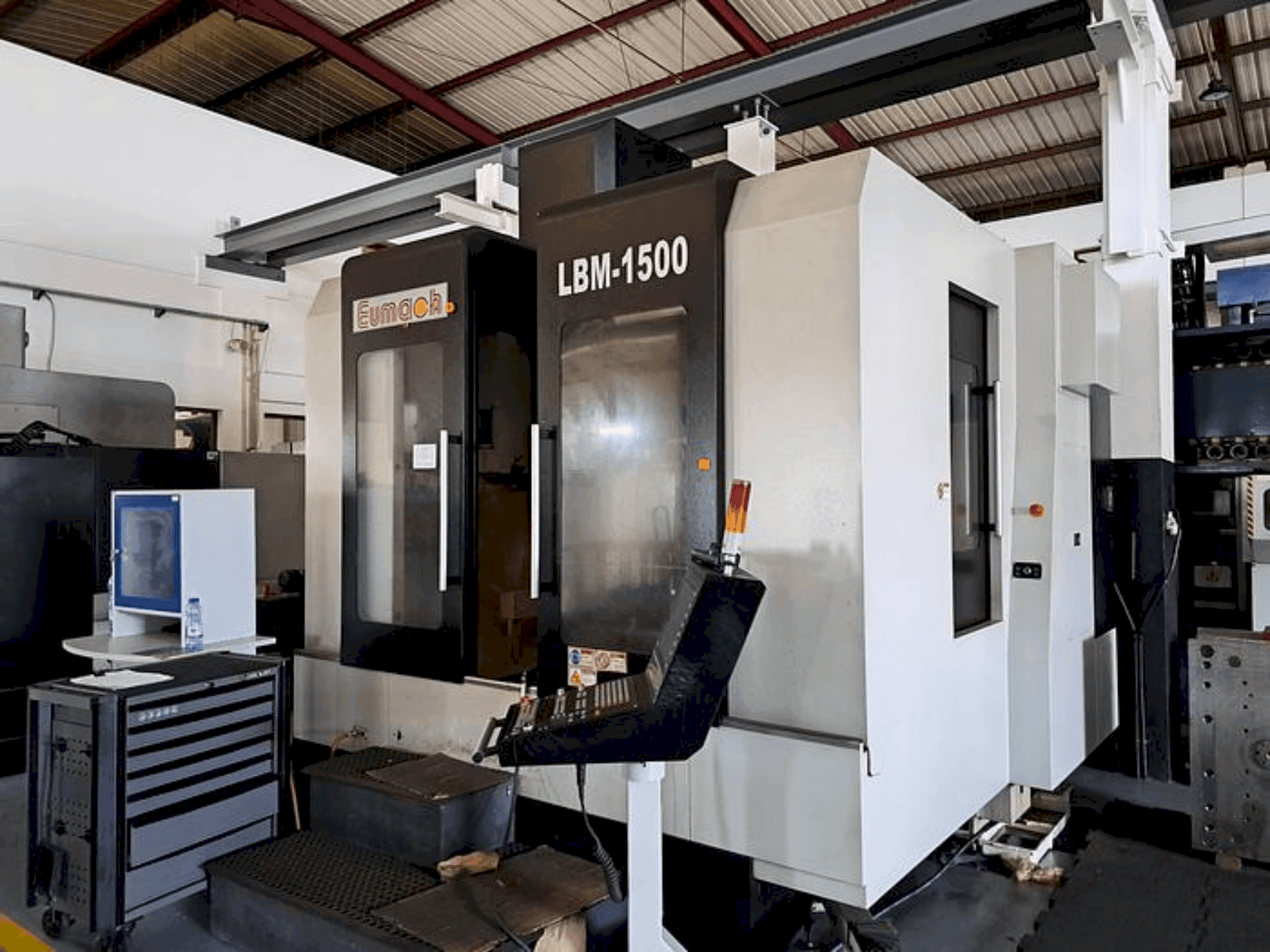 Vista frontal de la máquina Eumach LBM-1500