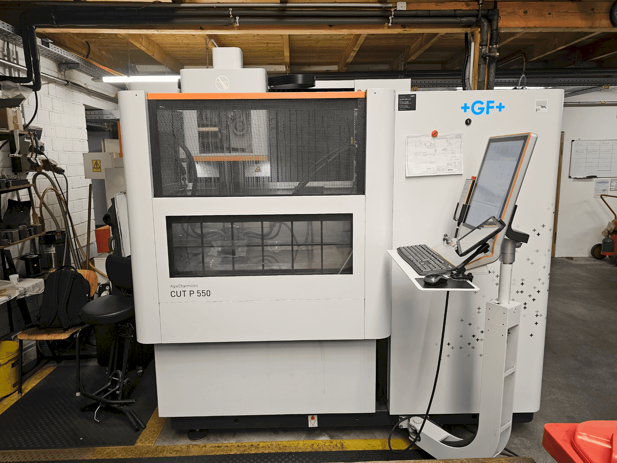 Vista frontal de la máquina AgieCharmilles CUT P 550