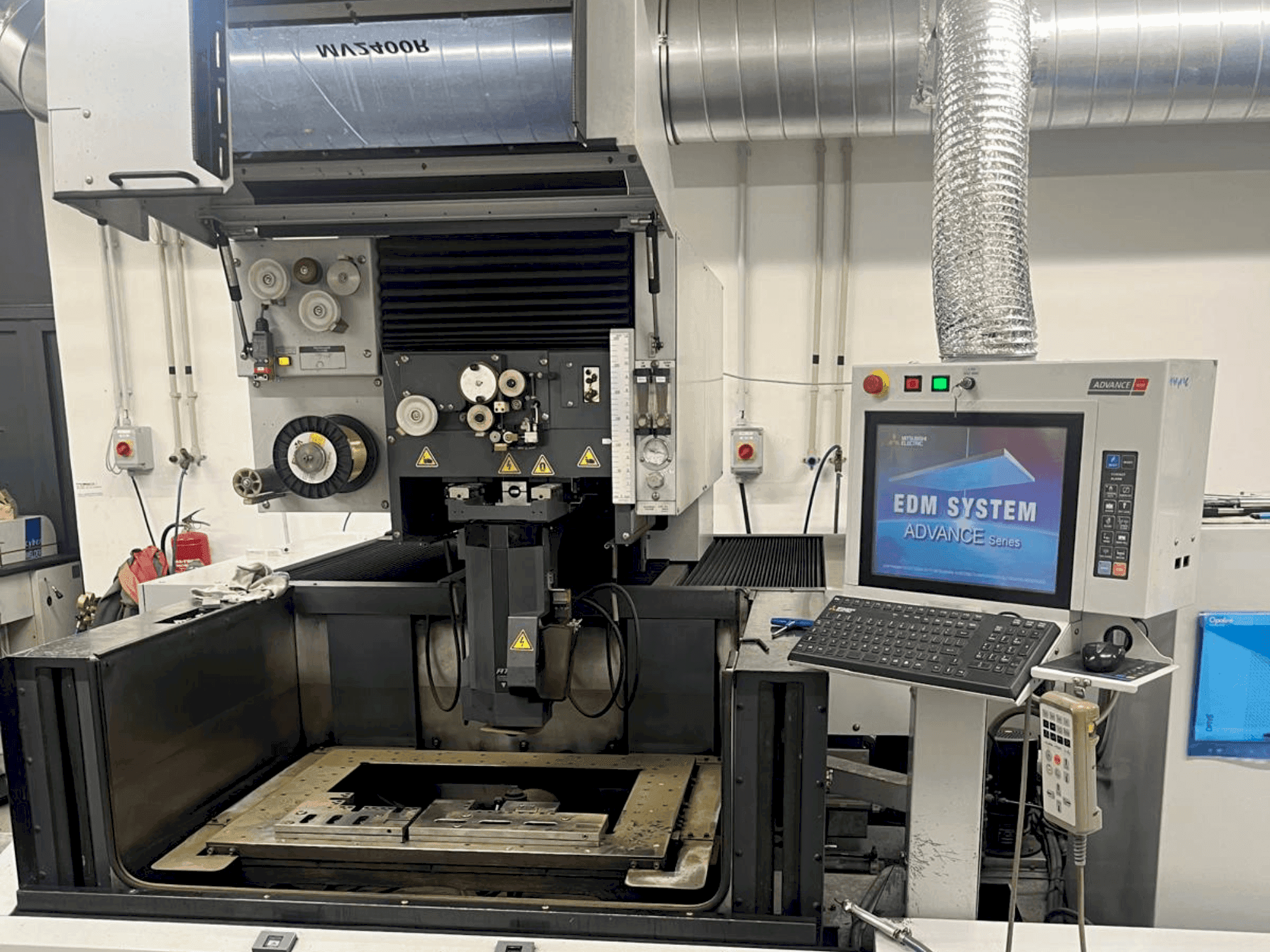 Vista frontal de la máquina Mitsubishi MV2400 R