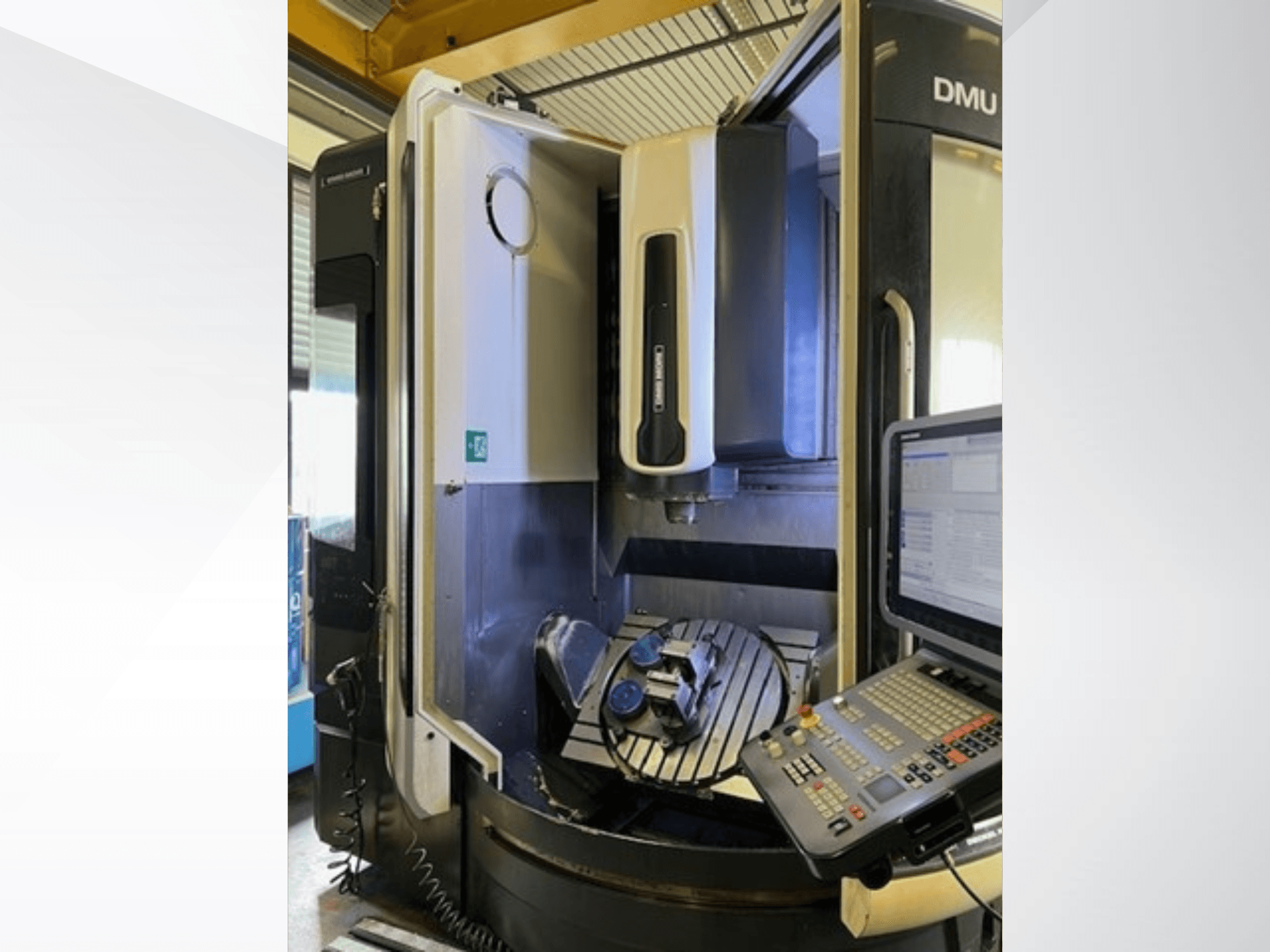 DMG MORI DMU 75 Centro de mecanizado universal monobloque, vista frontal, mostrando el panel de control y la pieza de trabajo en la mesa.