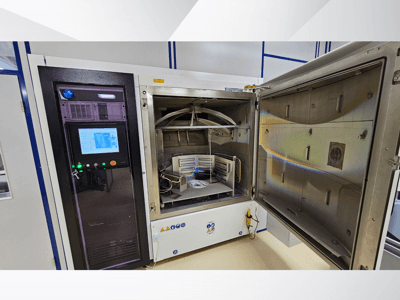 Panel de control de una cámara de pruebas de marca desconocida, vista frontal; muestra la pantalla táctil, los indicadores y una puerta abierta que revela el interior.