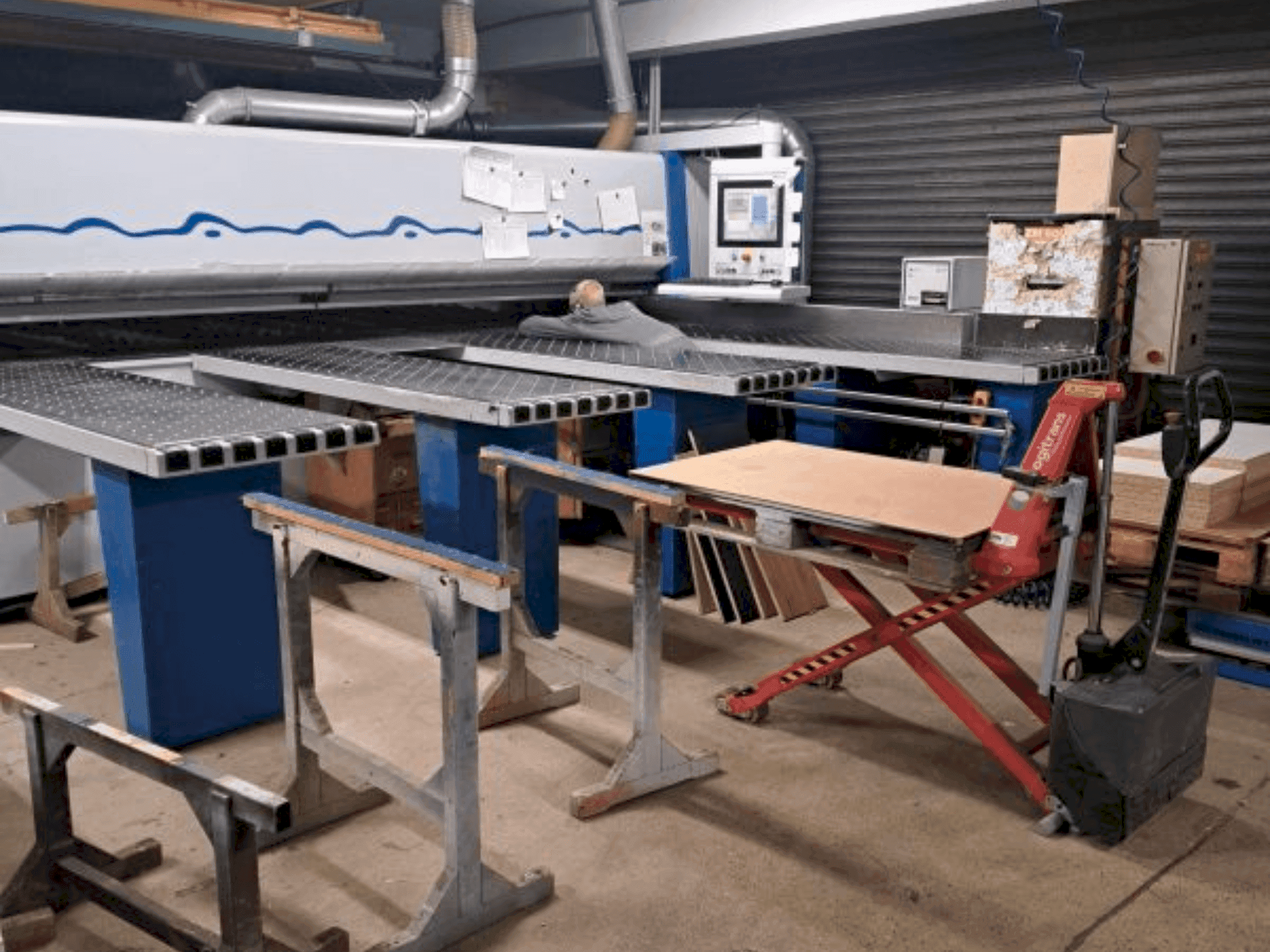 Vista frontal de la máquina HOLZMA HPL/42/22