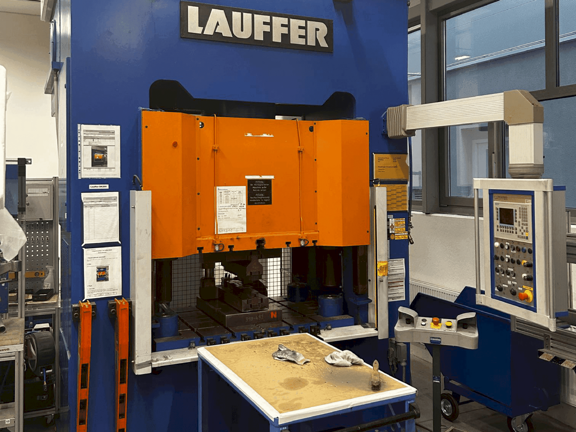 Vista frontal de la máquina LAUFFER DK 200 (2007)