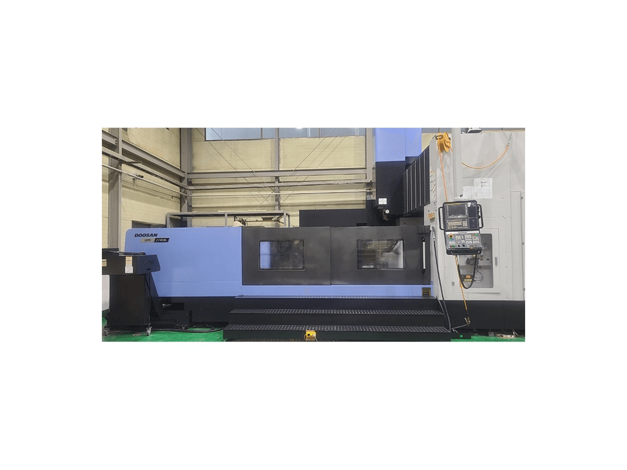 Vista frontal de la máquina Doosan BM 2740M