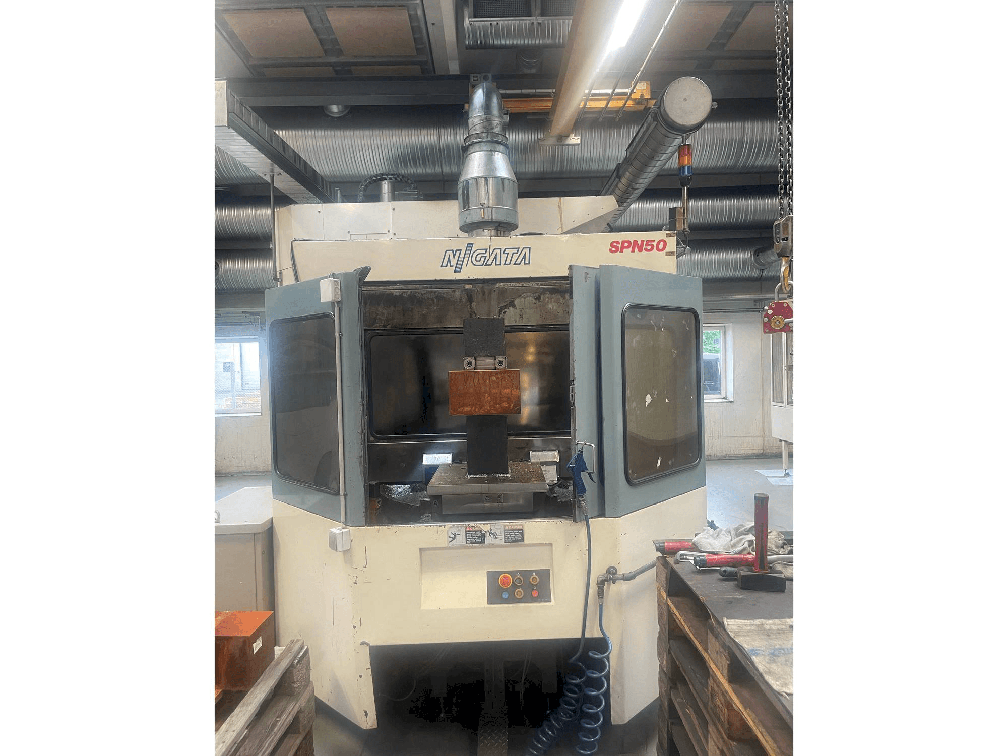 Vista frontal de la máquina Niigata SPN 50