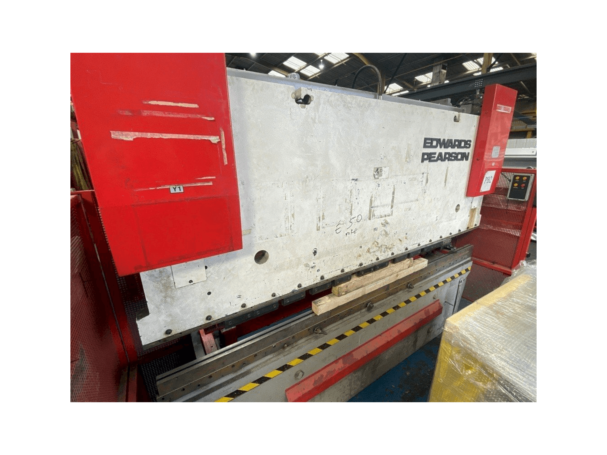 Vista frontal de la máquina EDWARDS PEARSON PR6 100/3100