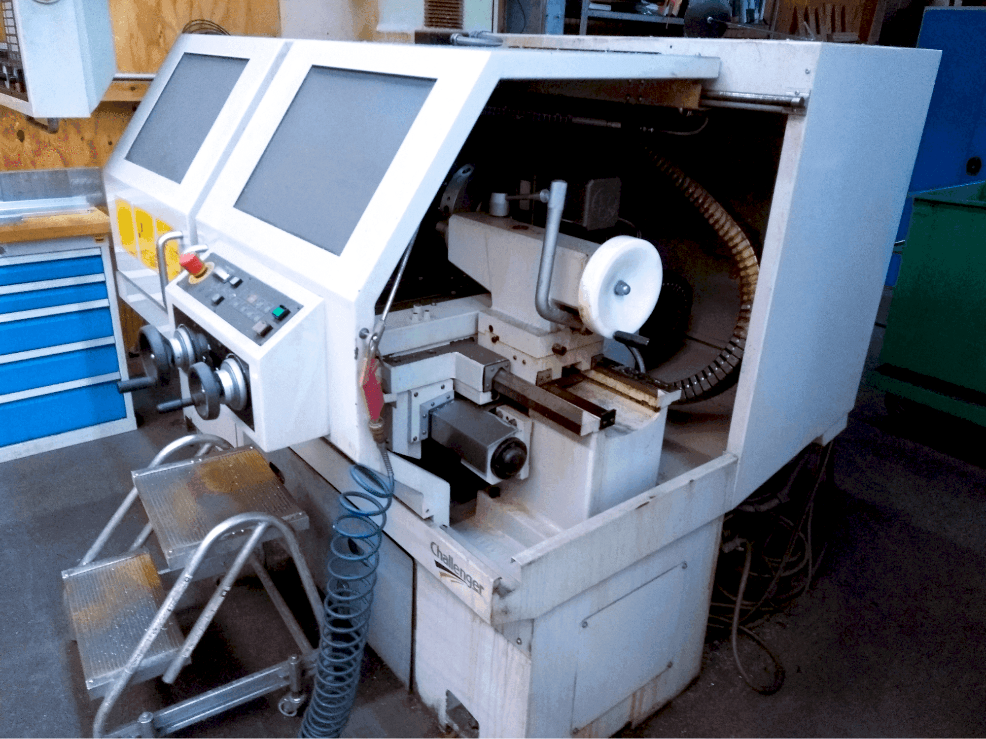 Vista frontal de la máquina Challenger MICROTURN BNC 446