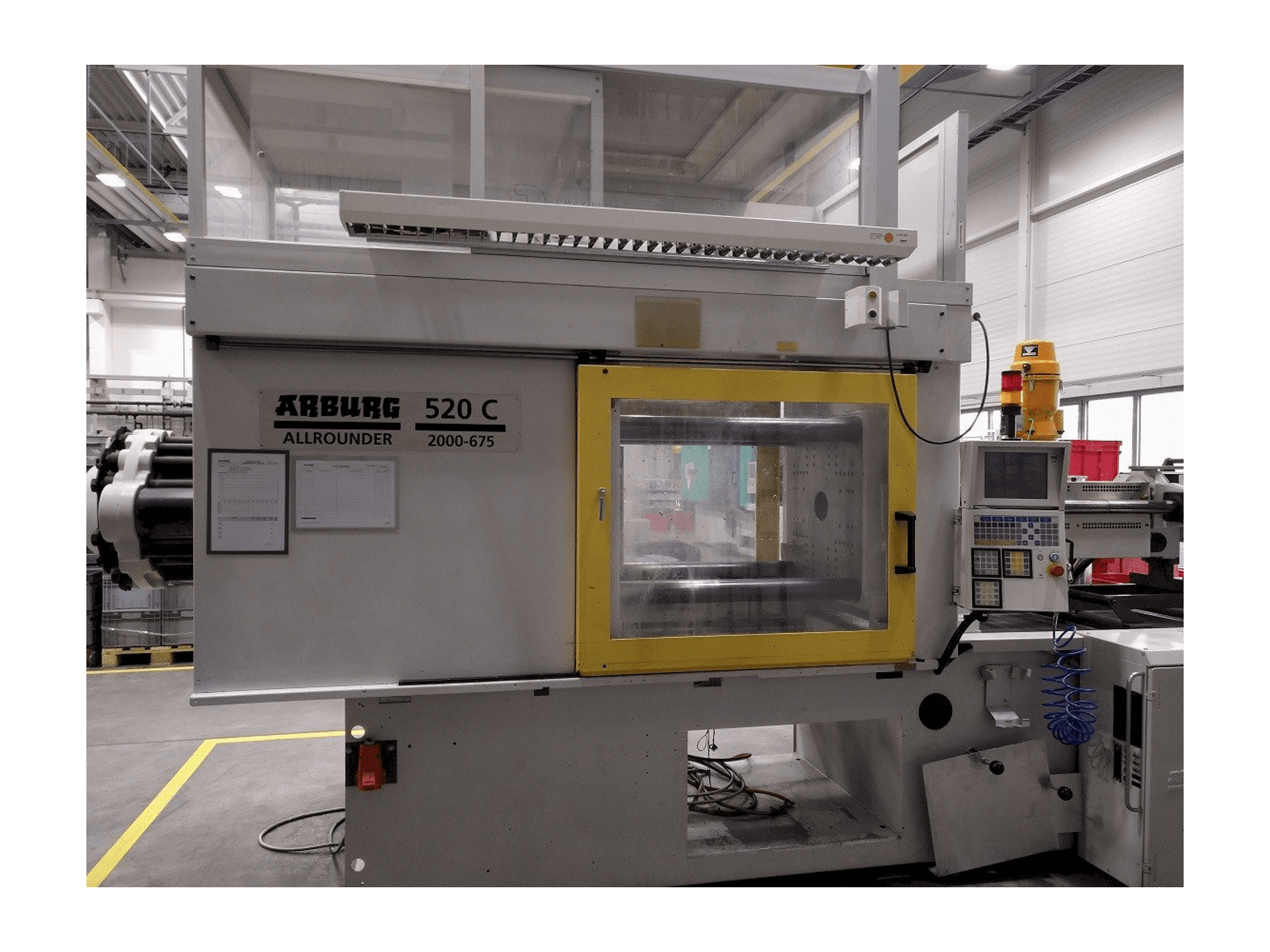 Vista frontal de la máquina Arburg 520 C 2000–675