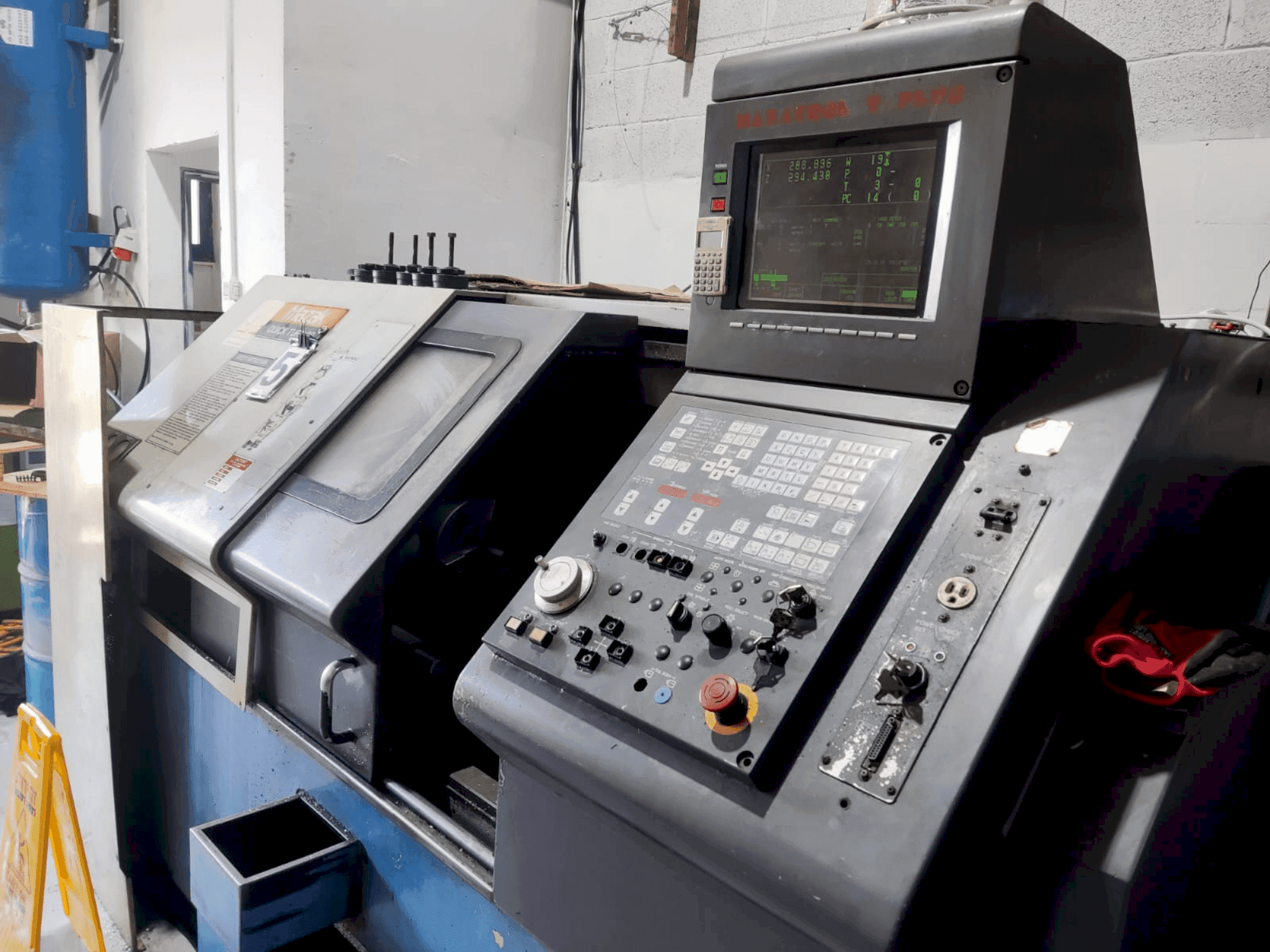 Vista frontal de la máquina Mazak Quick Turn 20 (1996)