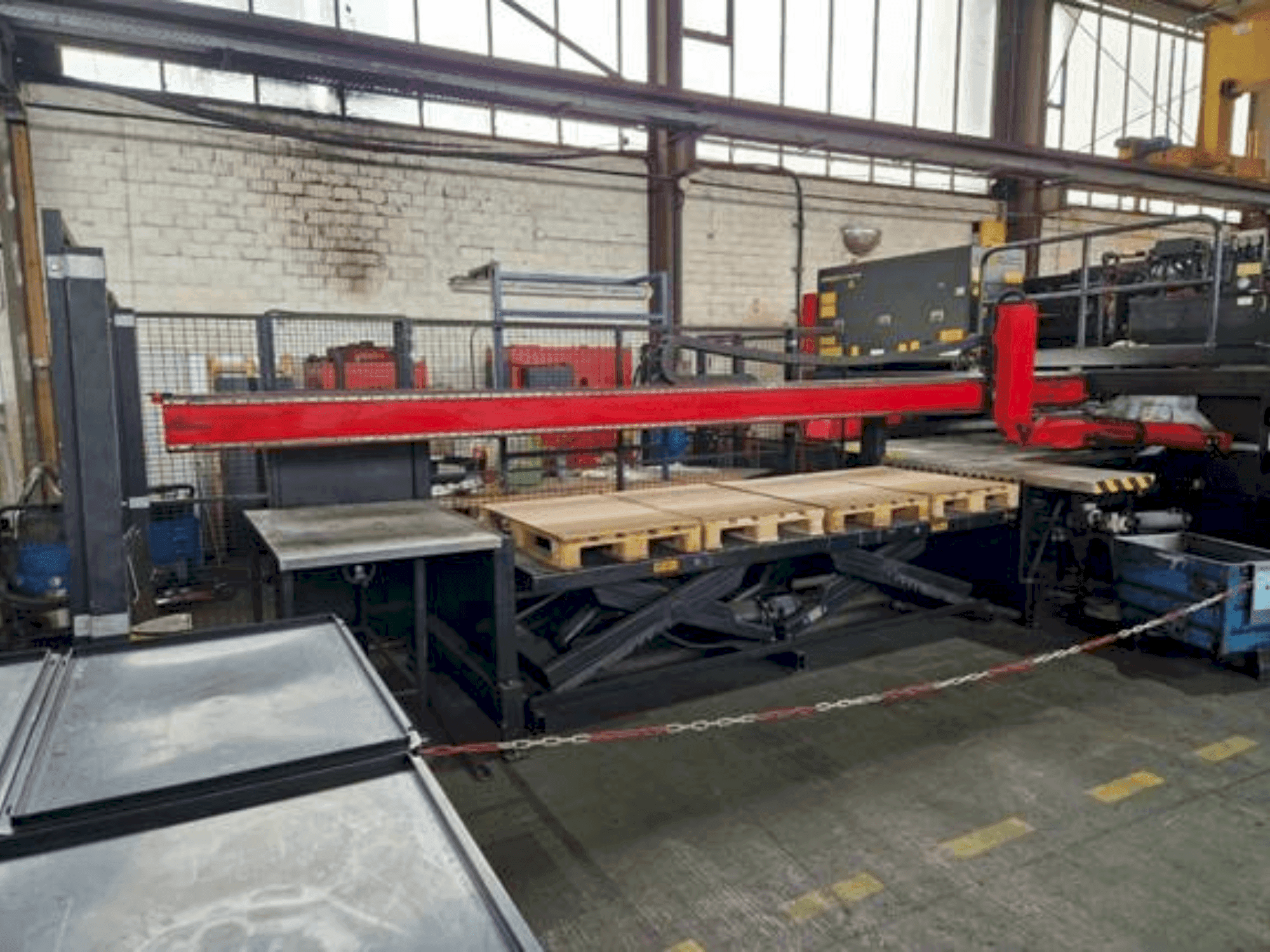 Vista frontal de la máquina AMADA AP3-2610 V