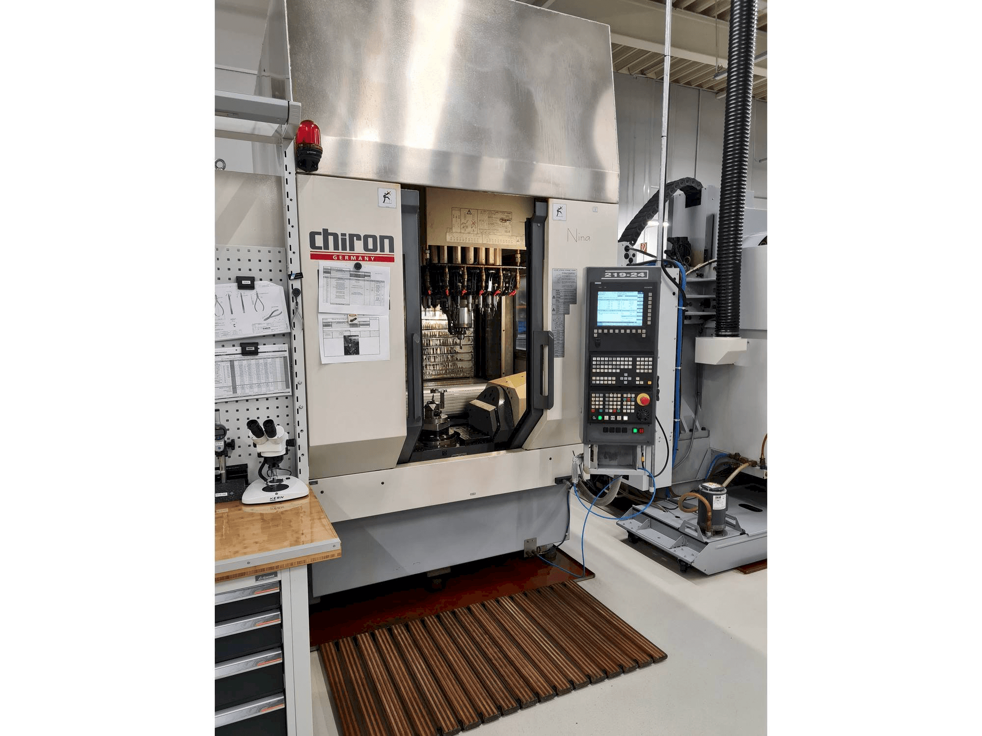 Vista frontal de la máquina CHIRON FZ 15 S