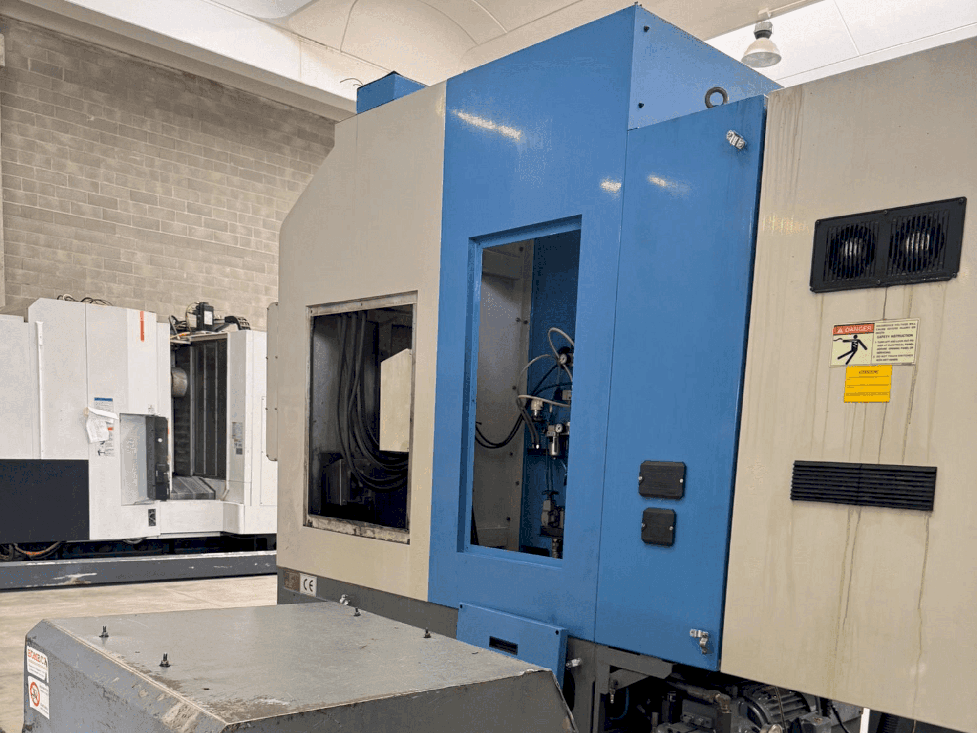 Vista frontal de la máquina HYUNDAI KIA Hyundai HiT V5R