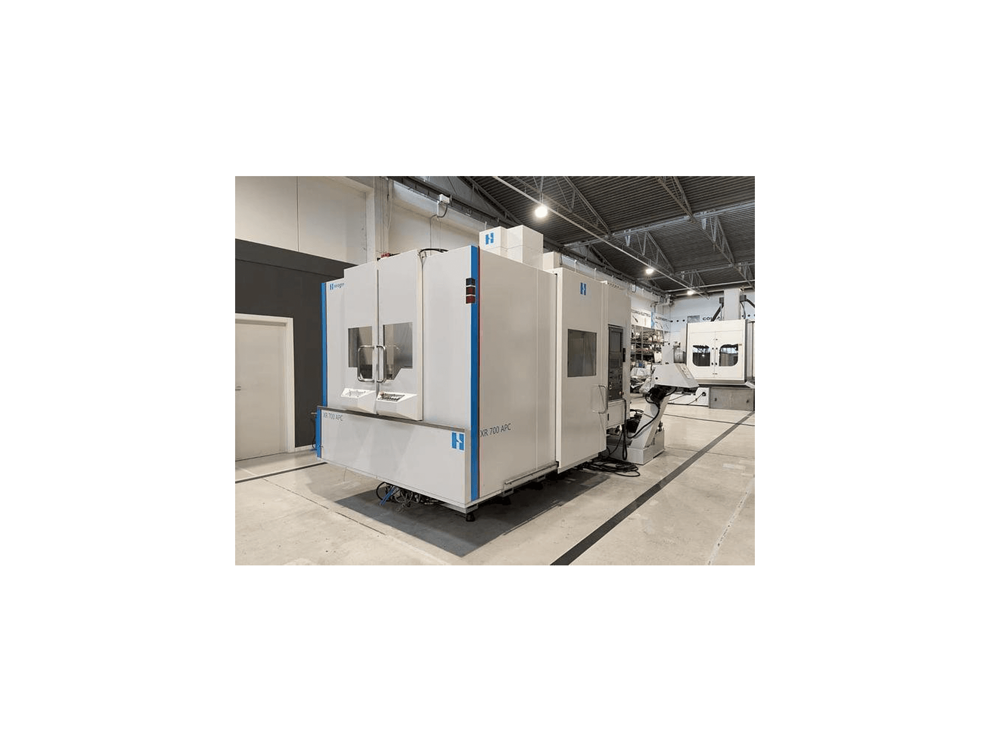 Vista frontal de la máquina Bridgeport XR-700 APC