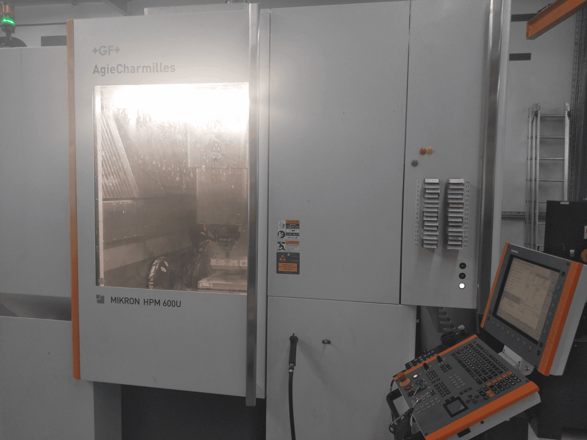 Vista frontal de la máquina MIKRON HPM 600U