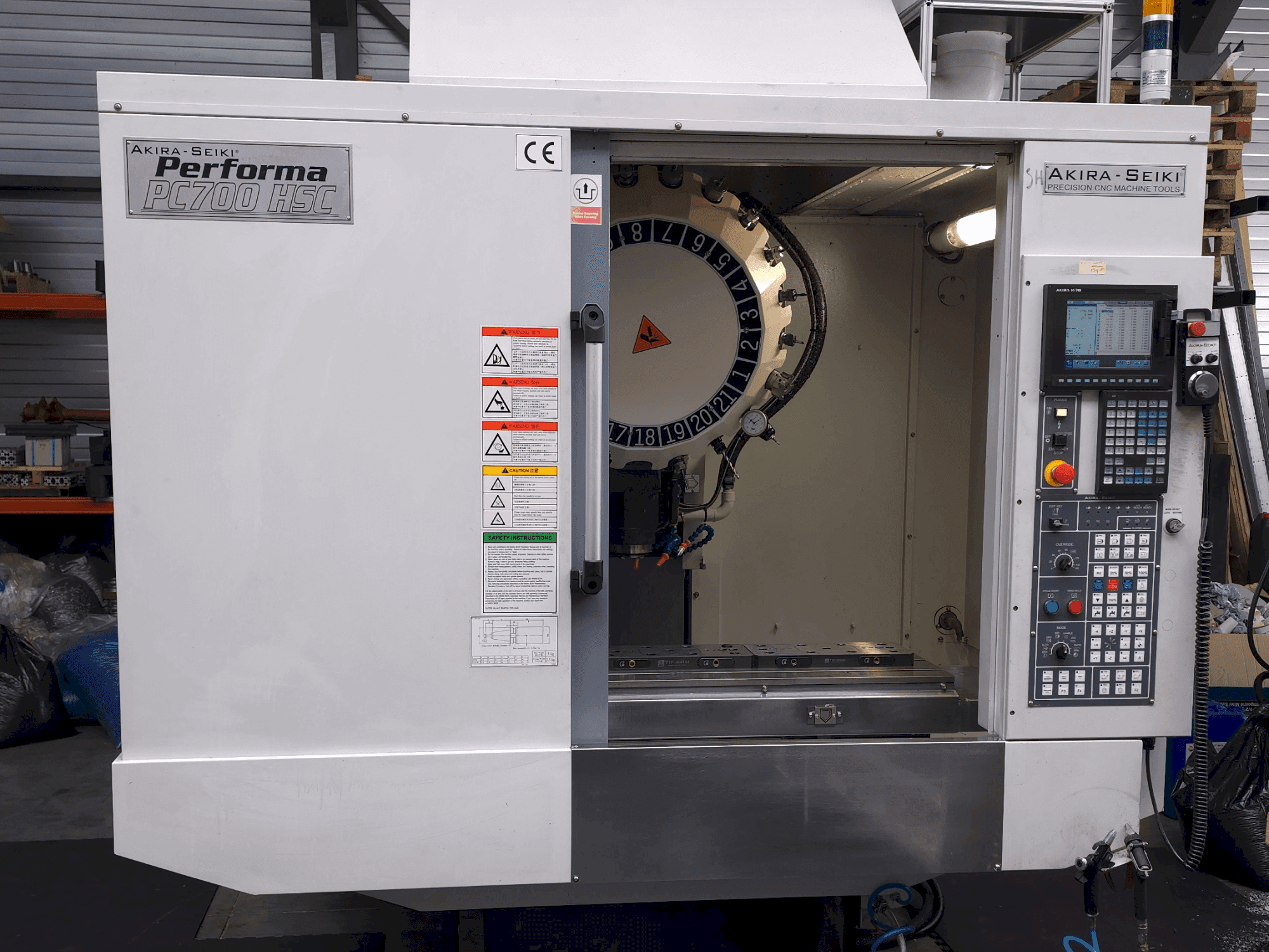 Vista frontal de la máquina Akira Seiki PC700HSC