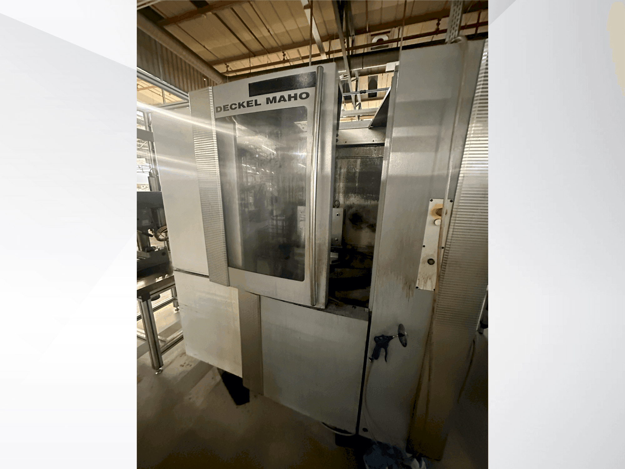 Vista frontal de la máquina DECKEL MAHO DMC 50H