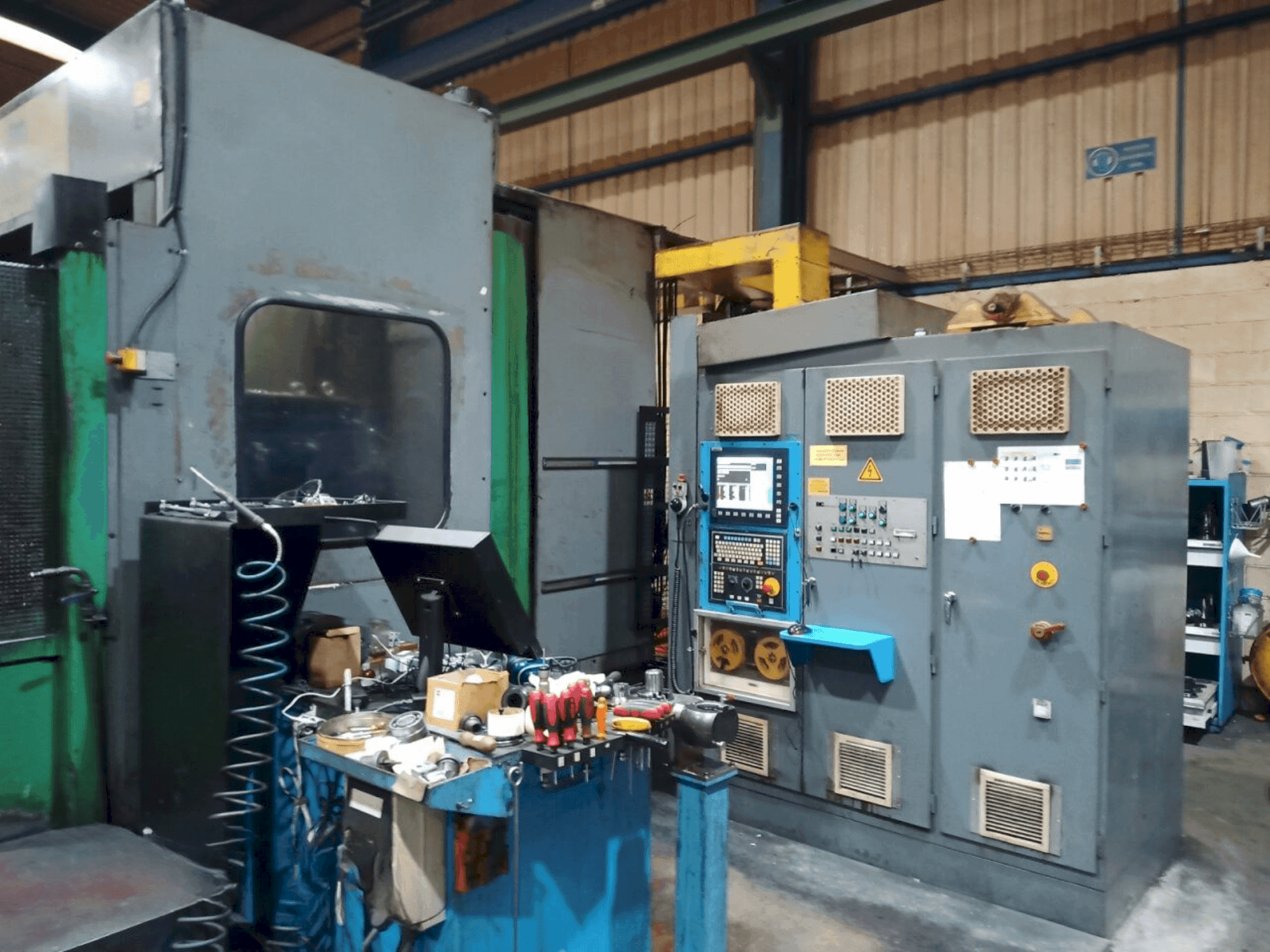 Vista frontal de la máquina Correa XB-420