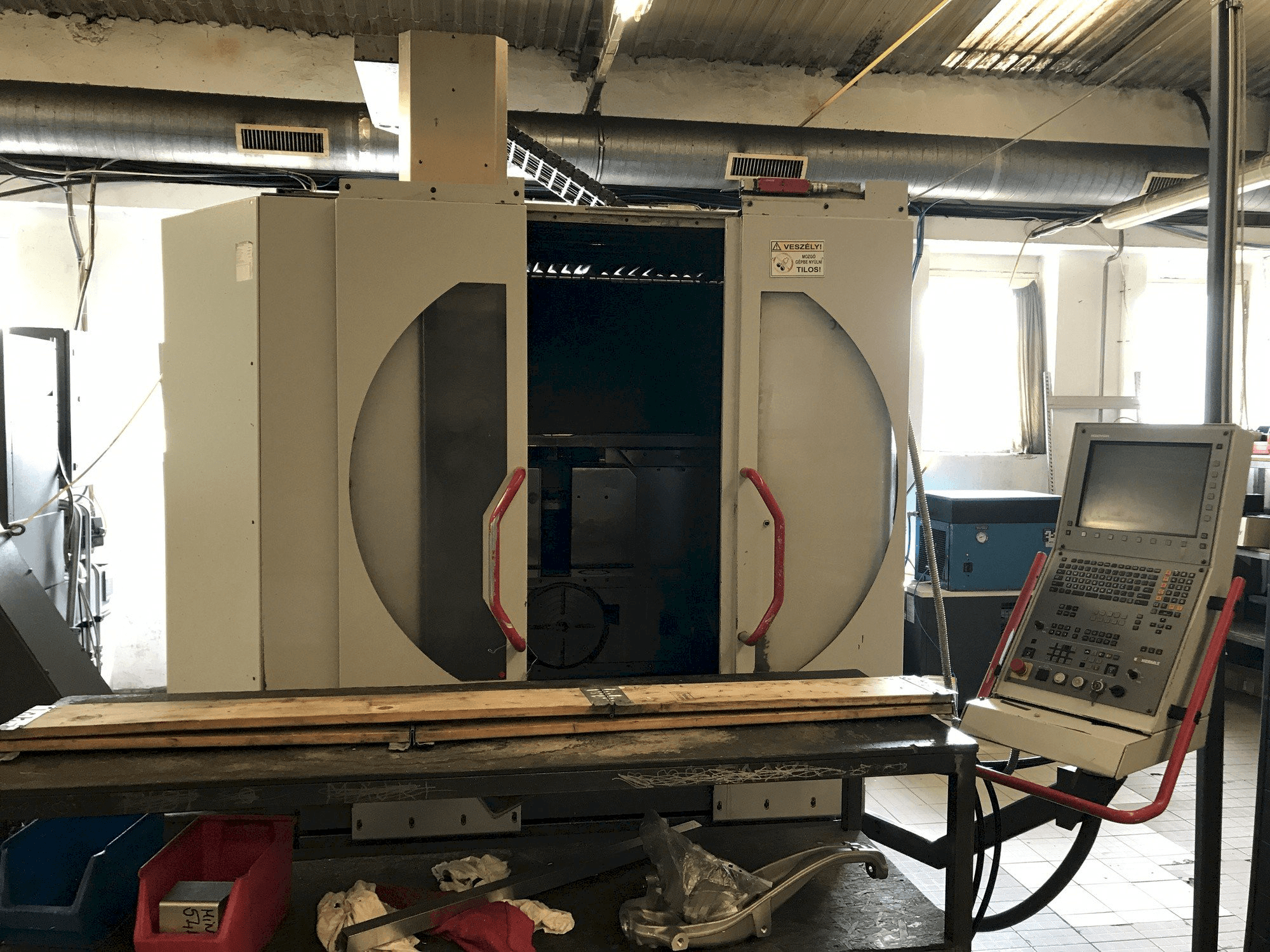 Vista frontal de la máquina HERMLE B 300 U