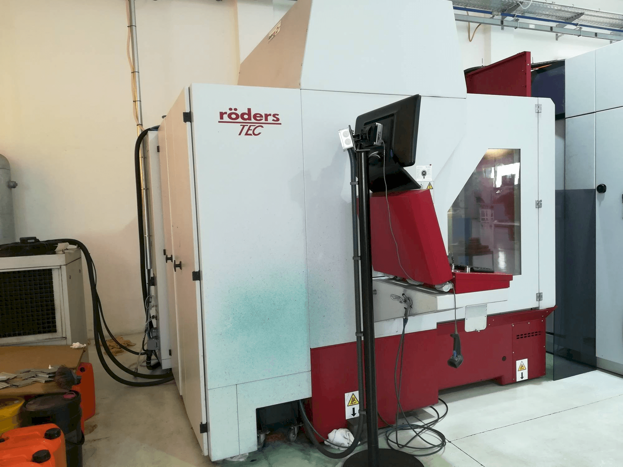 Vista frontal de la máquina Röders RXP 801