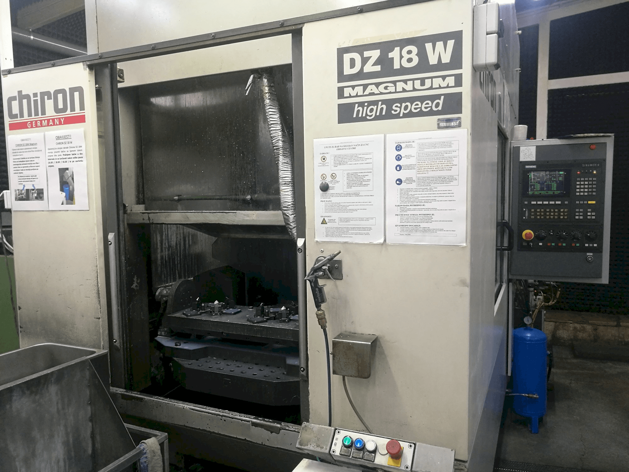 Vista frontal de la máquina CHIRON DZ 18 W