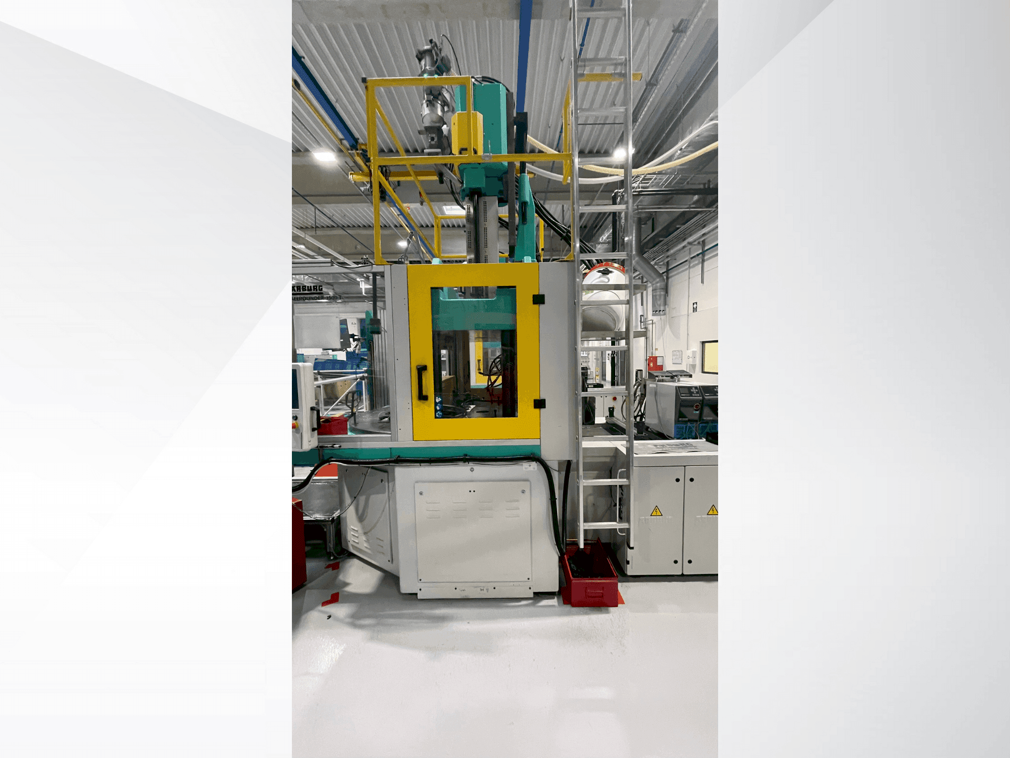 Vista frontal de la máquina Arburg Allrounder 1500 T 2000-400