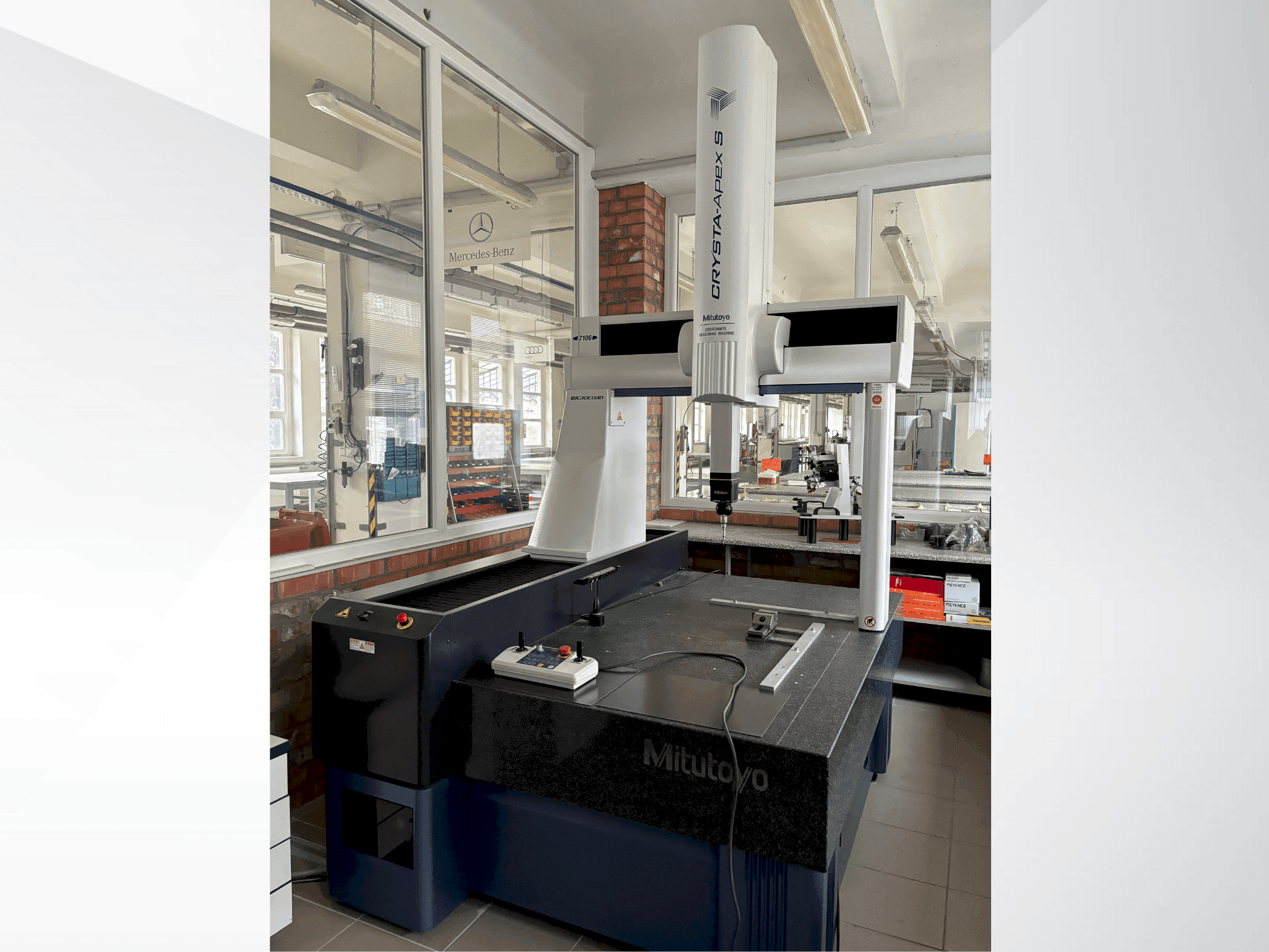 Vista frontal de la máquina Mitutoyo CRYSTA-Apex S7106