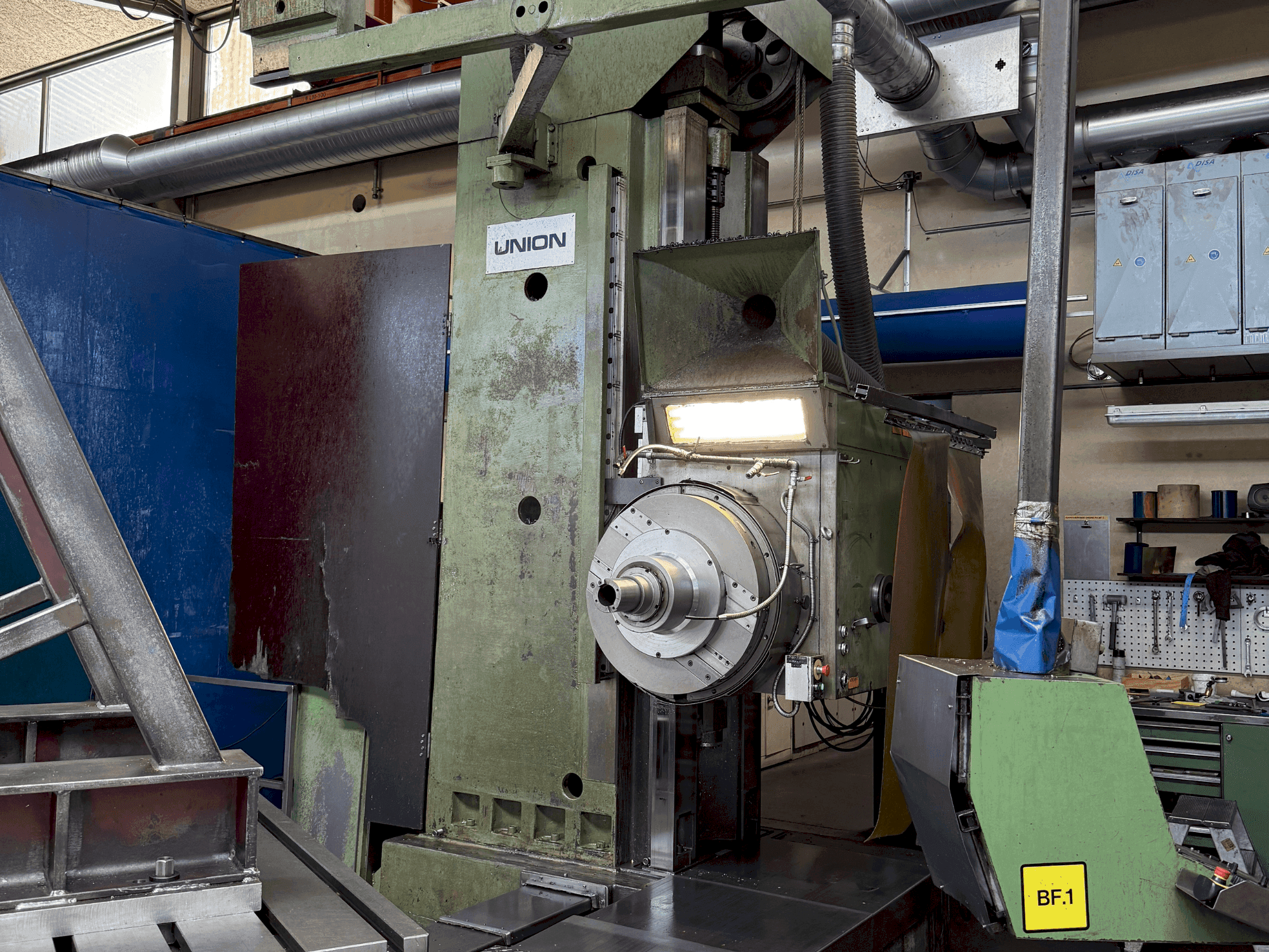 Vista frontal de la máquina UNION BTF 110