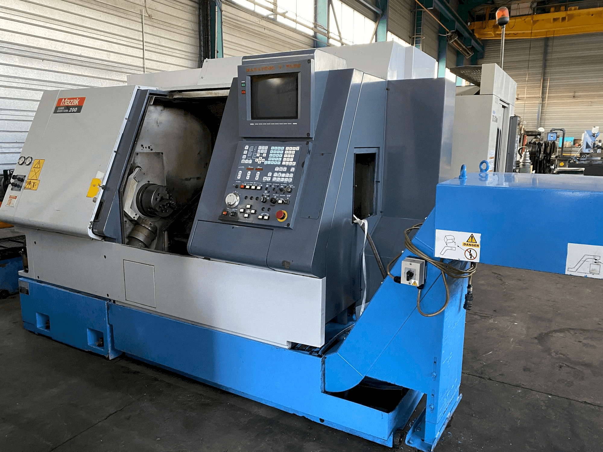 Vista frontal de la máquina Mazak SQT 200