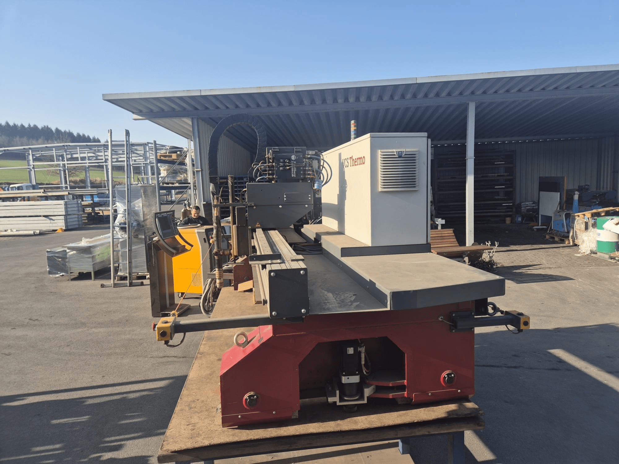 Vista frontal de la máquina de corte por plasma VOORTMAN VACAM VCS Thermo sobre una superficie de trabajo, mostrando el panel de control y la zona de corte.