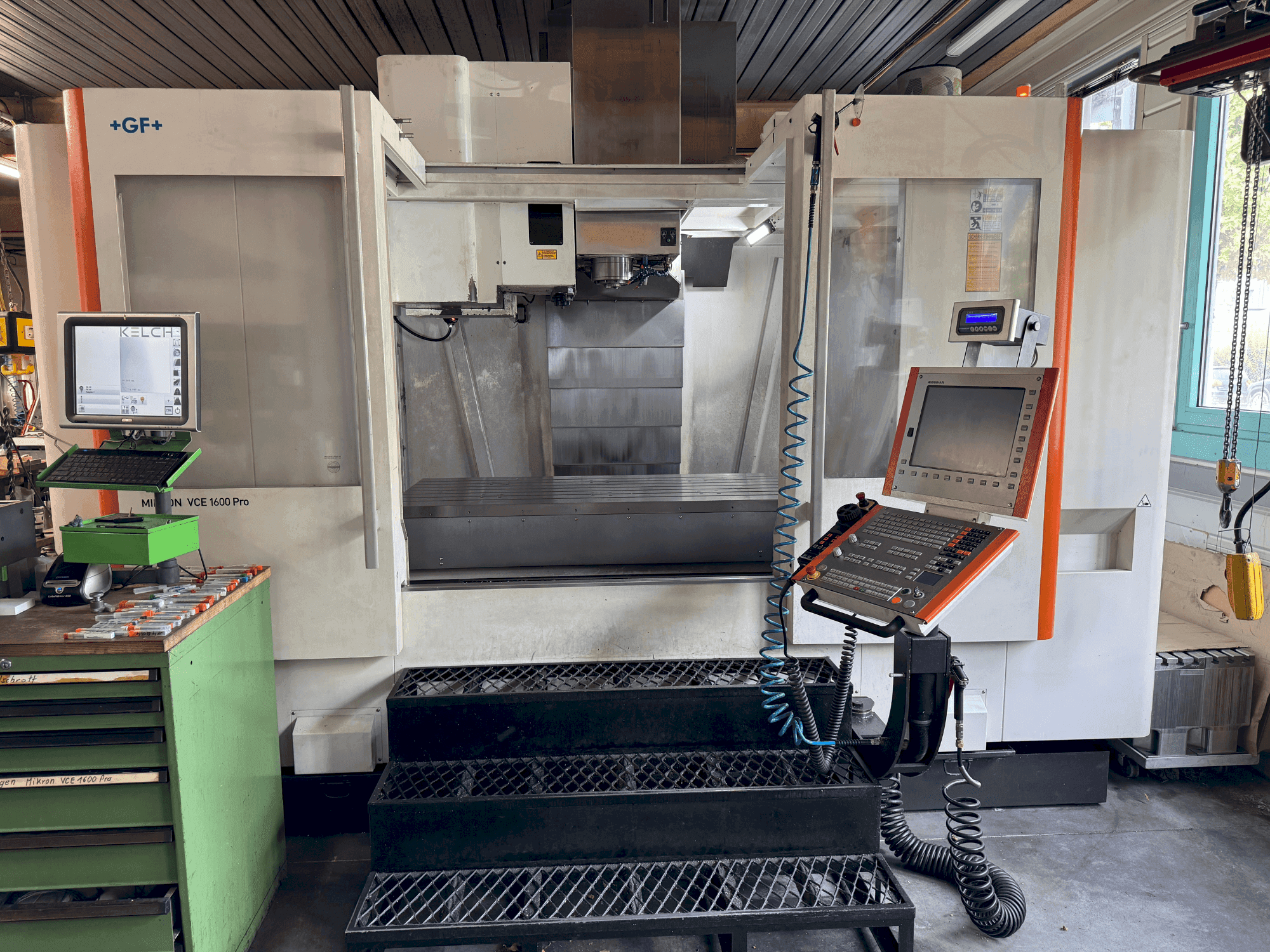 Vista frontal de la máquina MIKRON VCE 1600 PRO