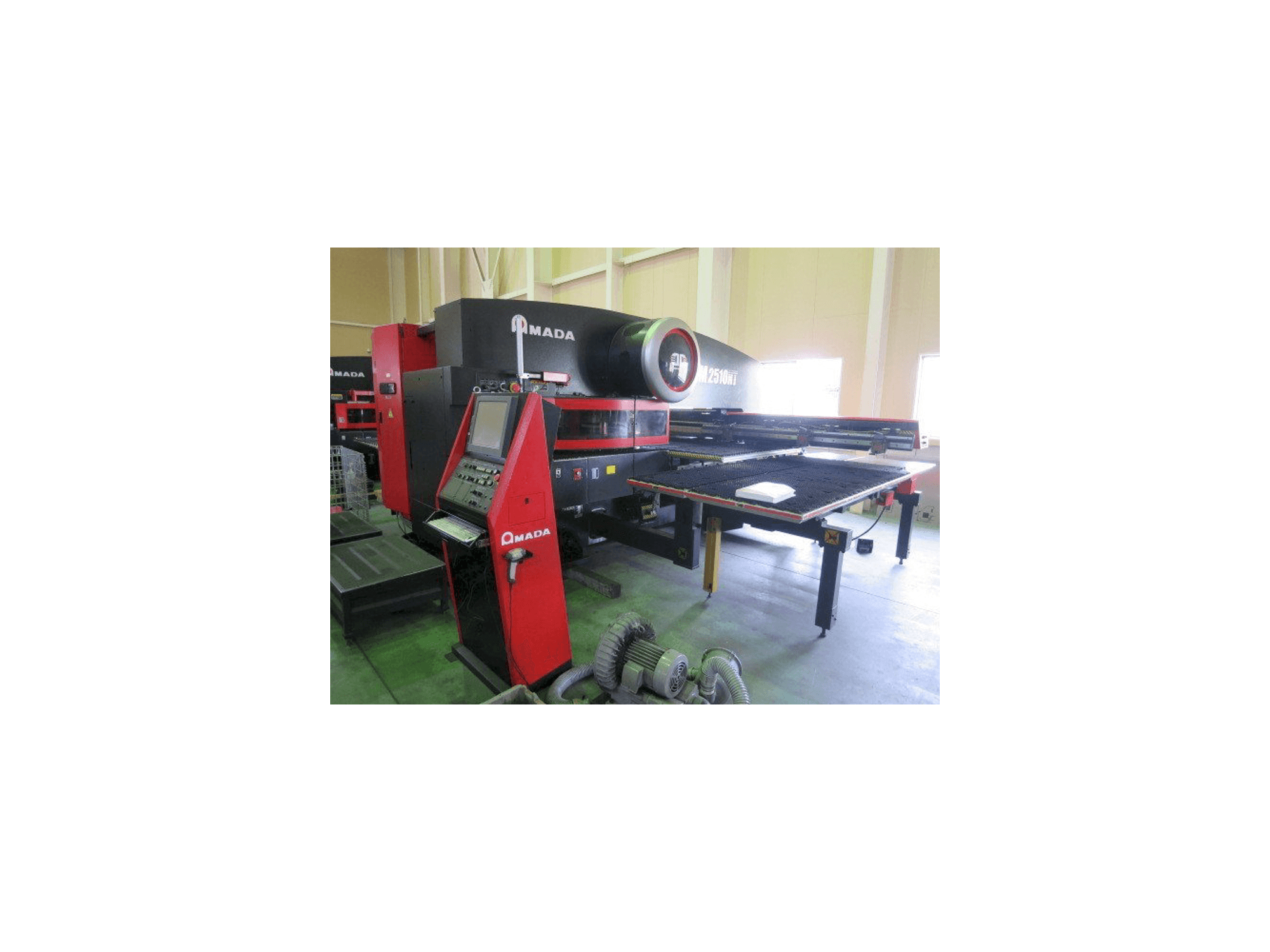 Vista frontal de la máquina AMADA EM 2510NT