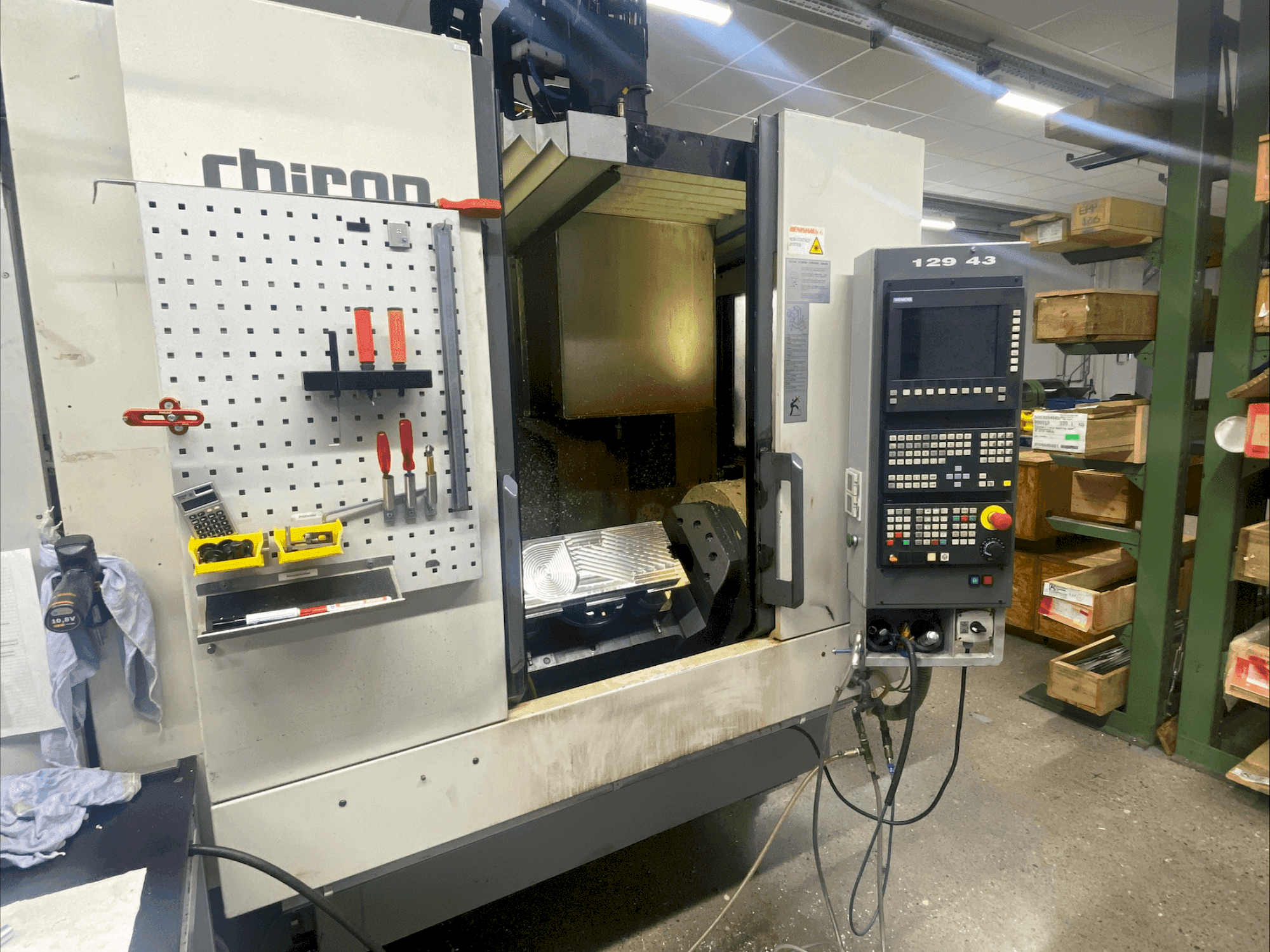 Vista frontal de la máquina CHIRON FZ 15K S