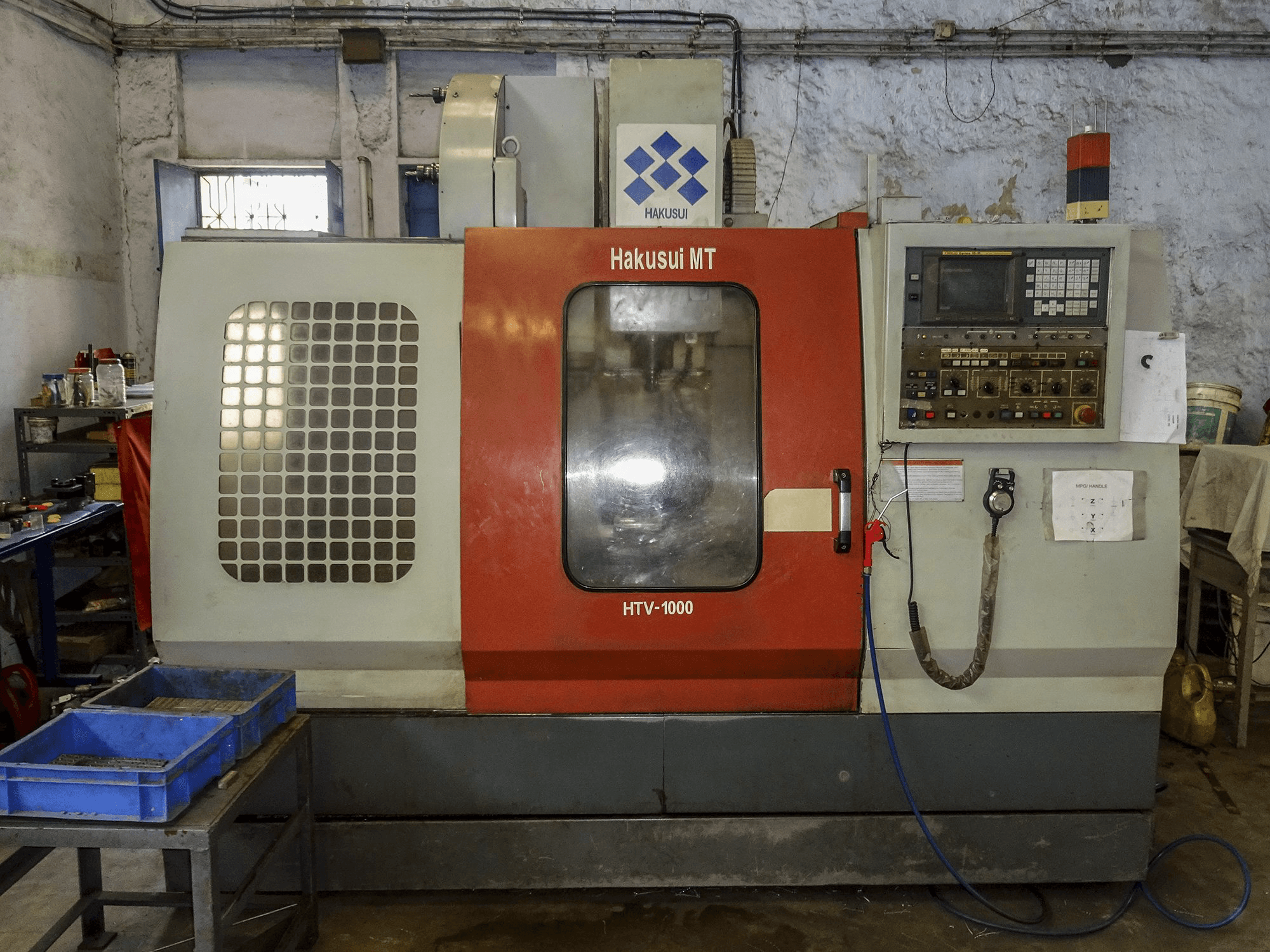 Vista frontal de la máquina HAKUSUI HTV-1000