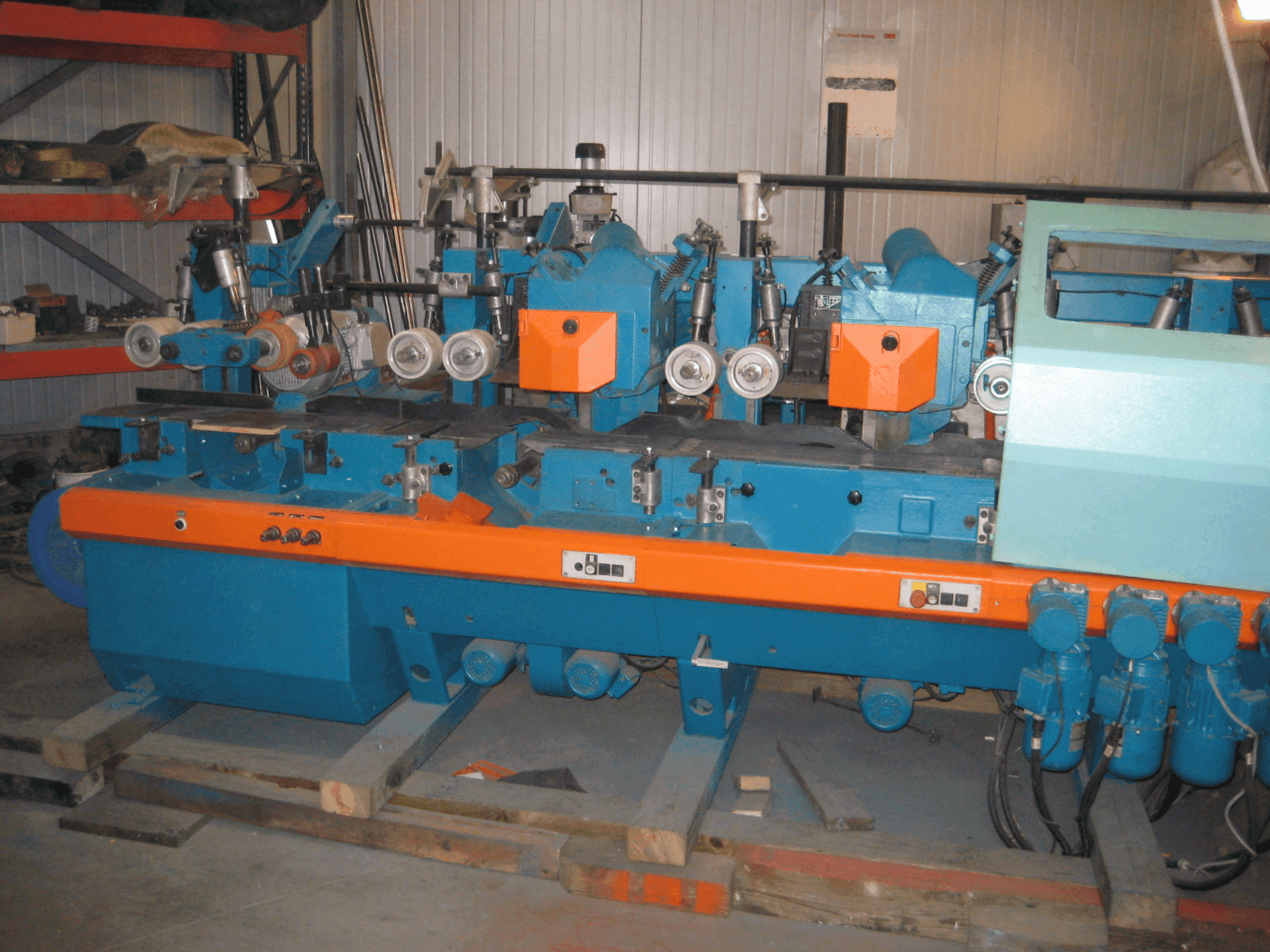 Vista frontal de la máquina WEINIG / DIMTER U23