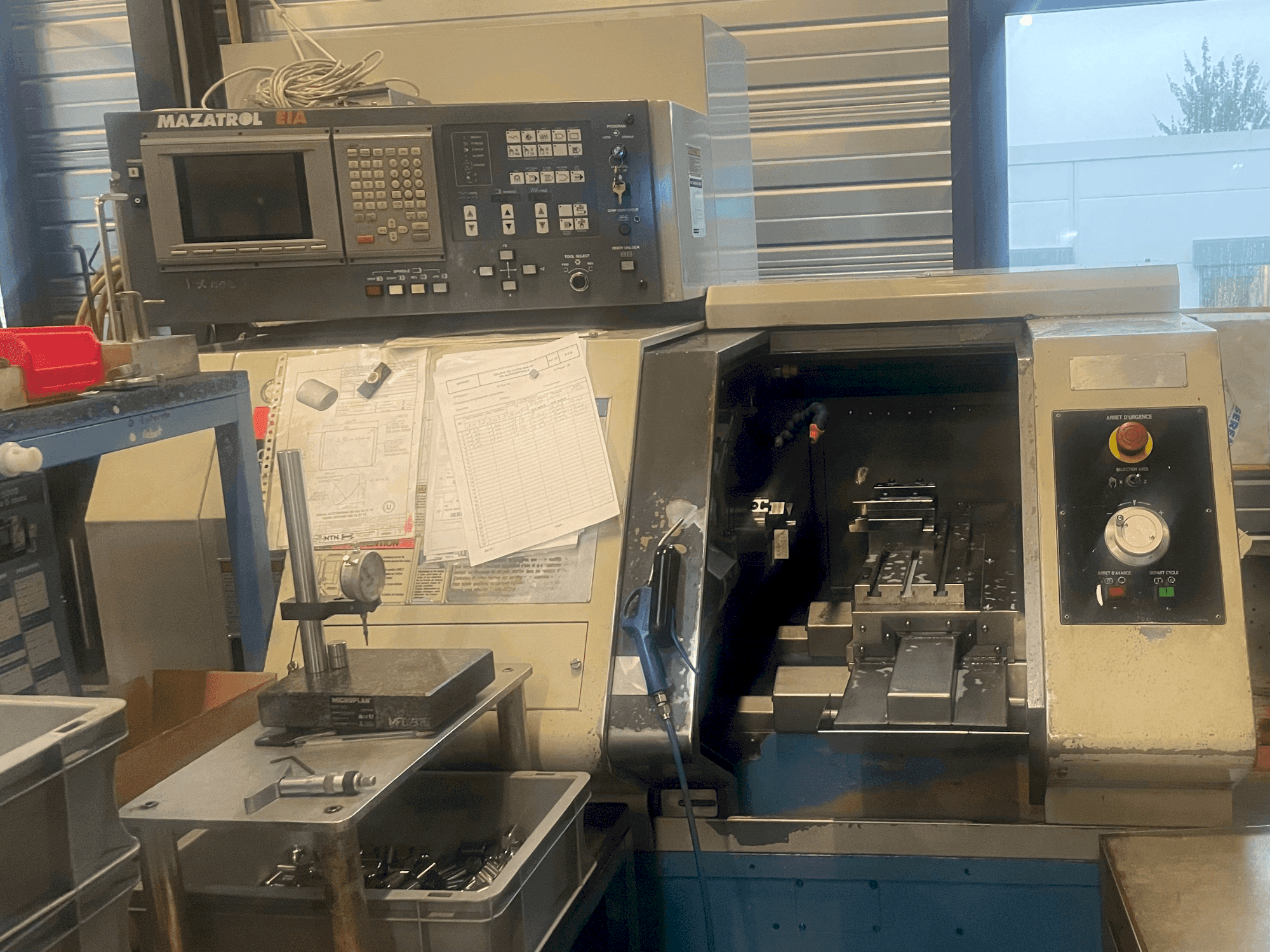 Vista frontal de la máquina Mazak QT6 T (2007)+MAZAK QT6 G (2002)+1 LNS Hydrobar mini sprint