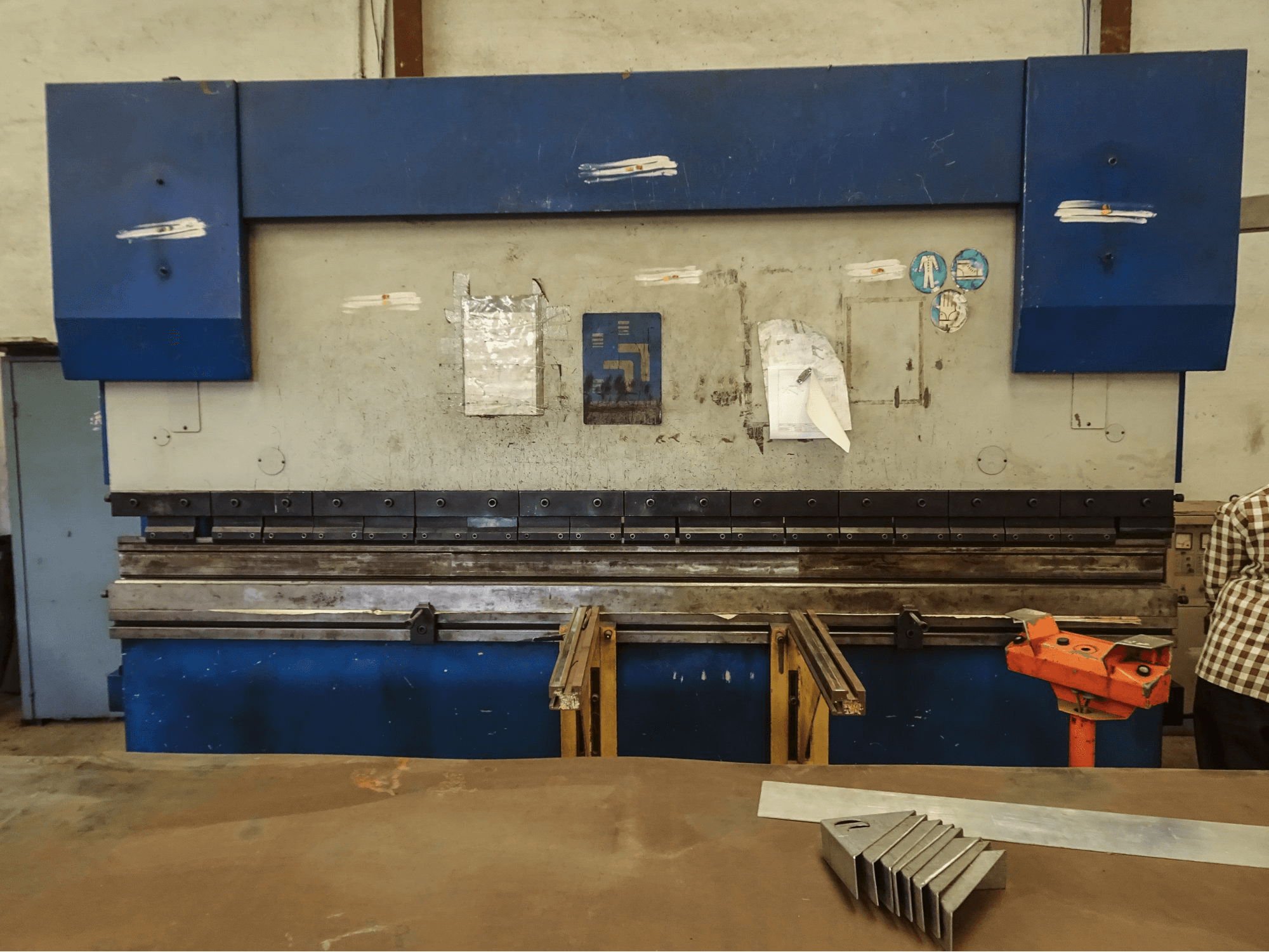 Vista frontal de la máquina Hindustan Hydraulics EHP 110