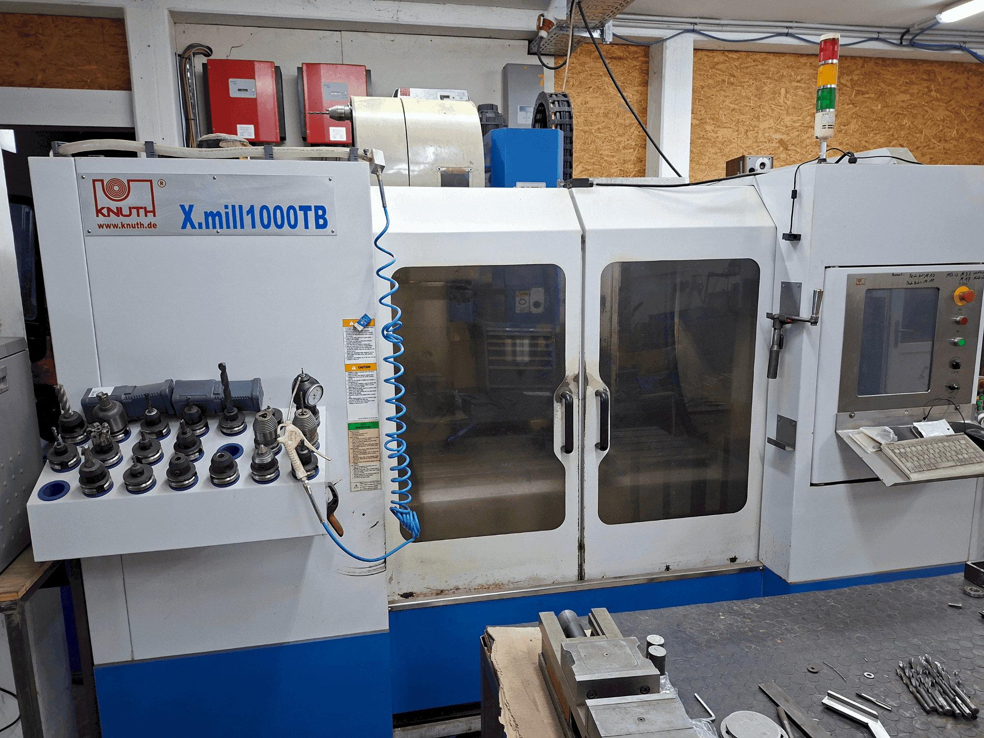 Vista frontal de la máquina KNUTH XMill 1000 TB