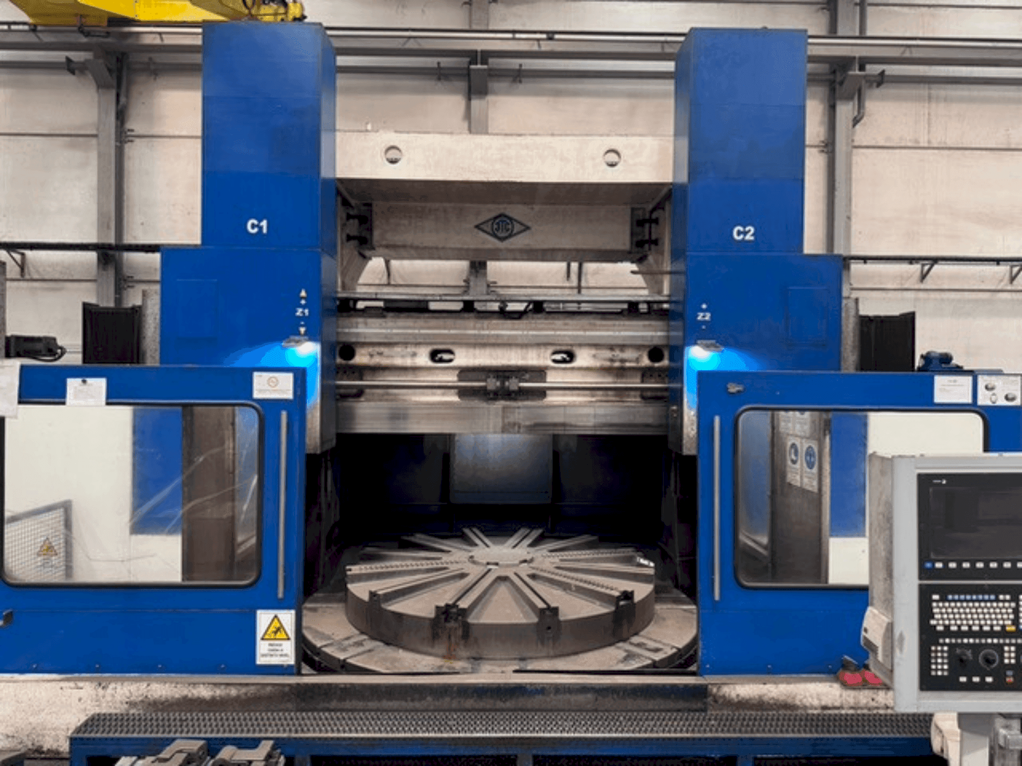 Vista frontal de la máquina KOLOMNA 1532T