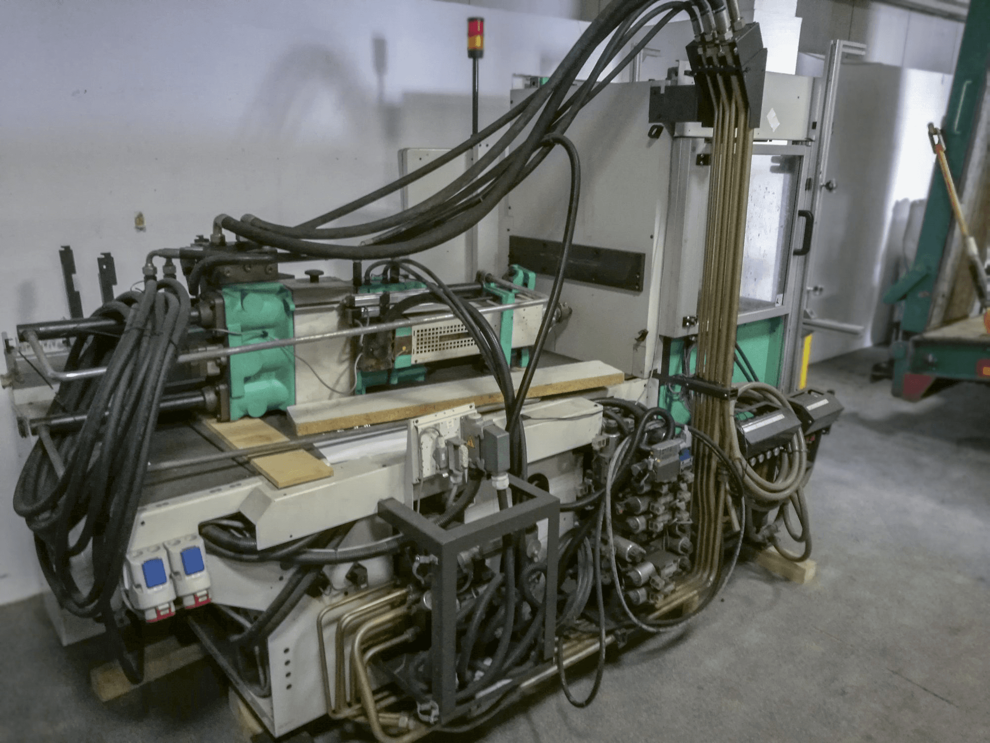 Front view of Arburg 420C 800-250 machine