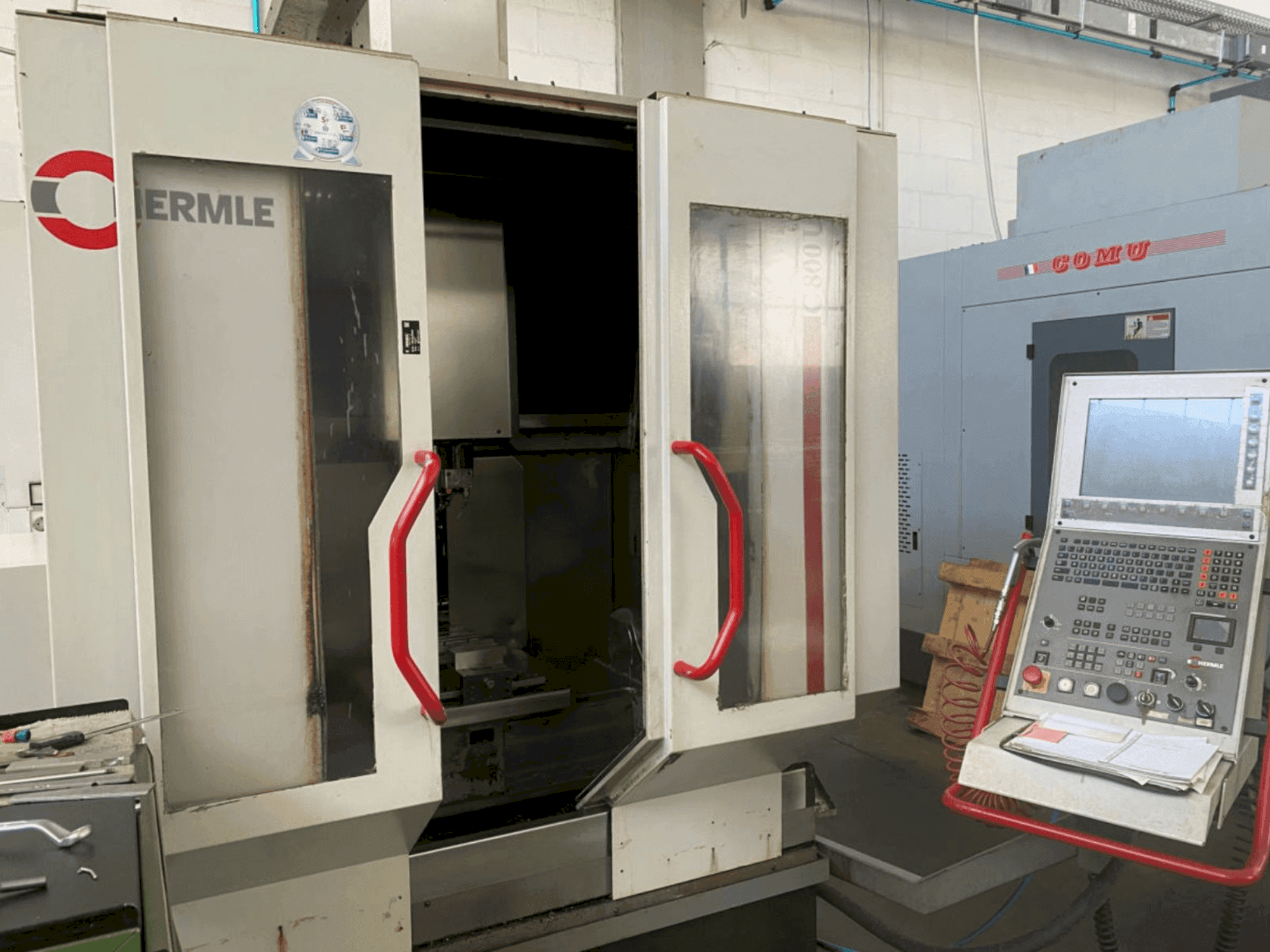 Vista frontal de la máquina HERMLE C 800 U