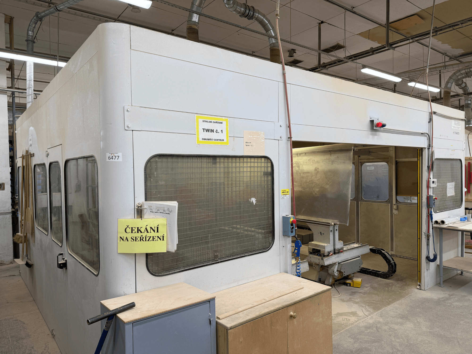 Centro de mecanizado de madera CNC BACCI TWIN, vista frontal, con una gran estación de trabajo y paneles de control.