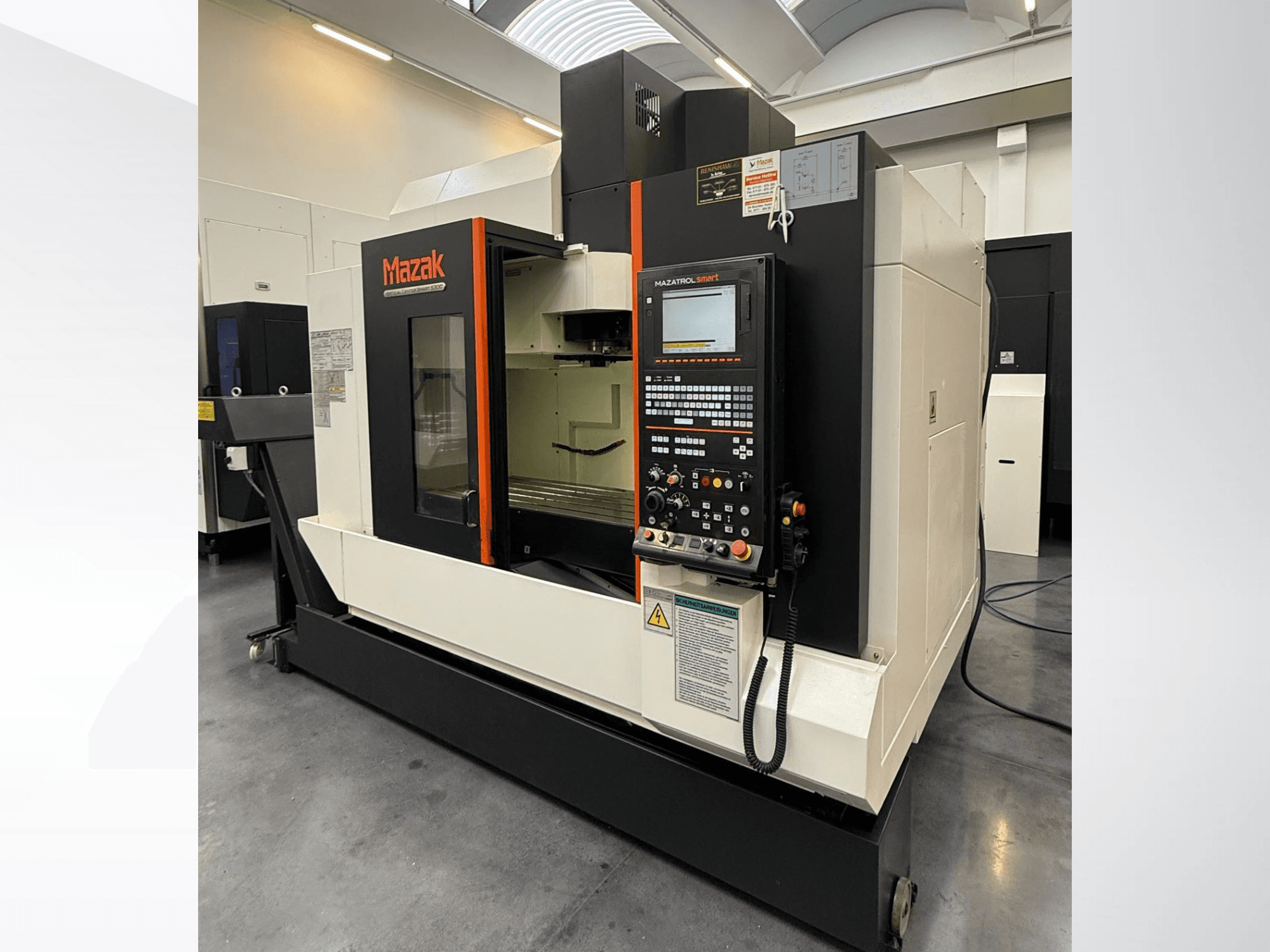 Máquina CNC Mazak, vista frontal, con un panel de control y una amplia zona de trabajo con herramientas de corte de precisión.
