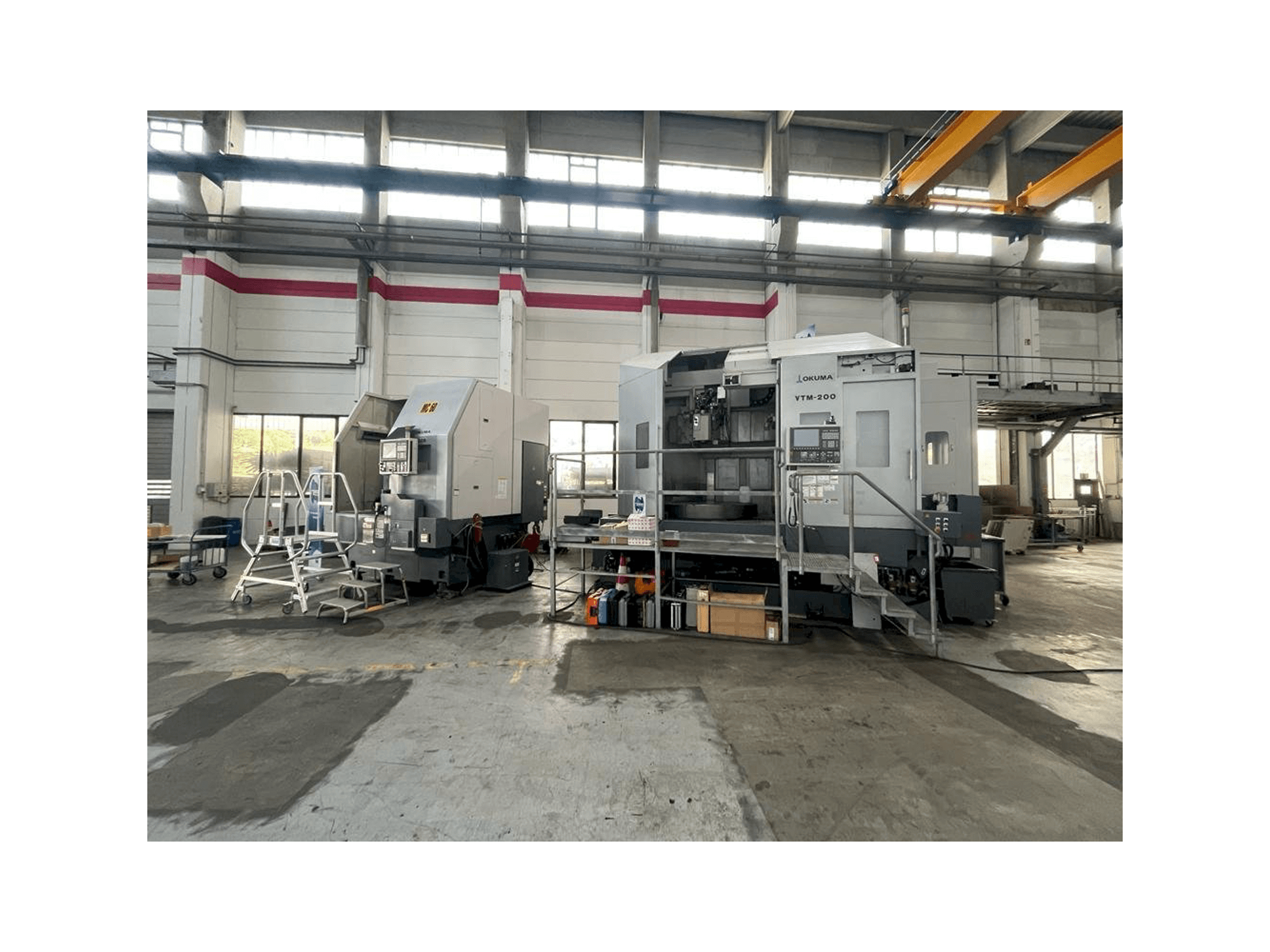 Vista frontal de la máquina Okuma VTM-200 1ST