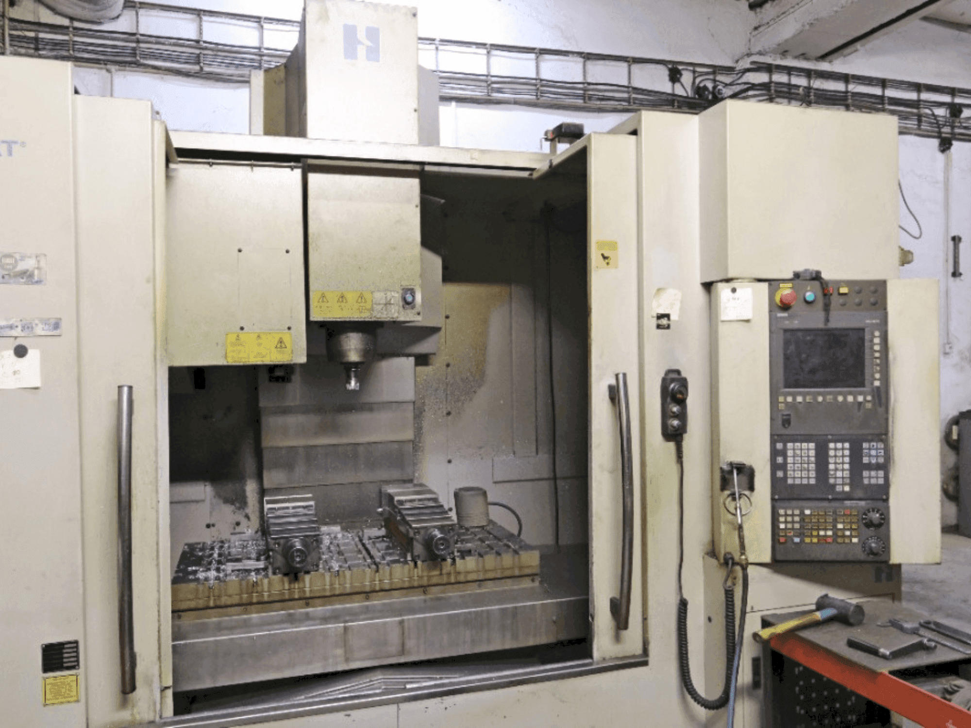 Front view of HARDINGE Bridgeport VMC 1000 machine