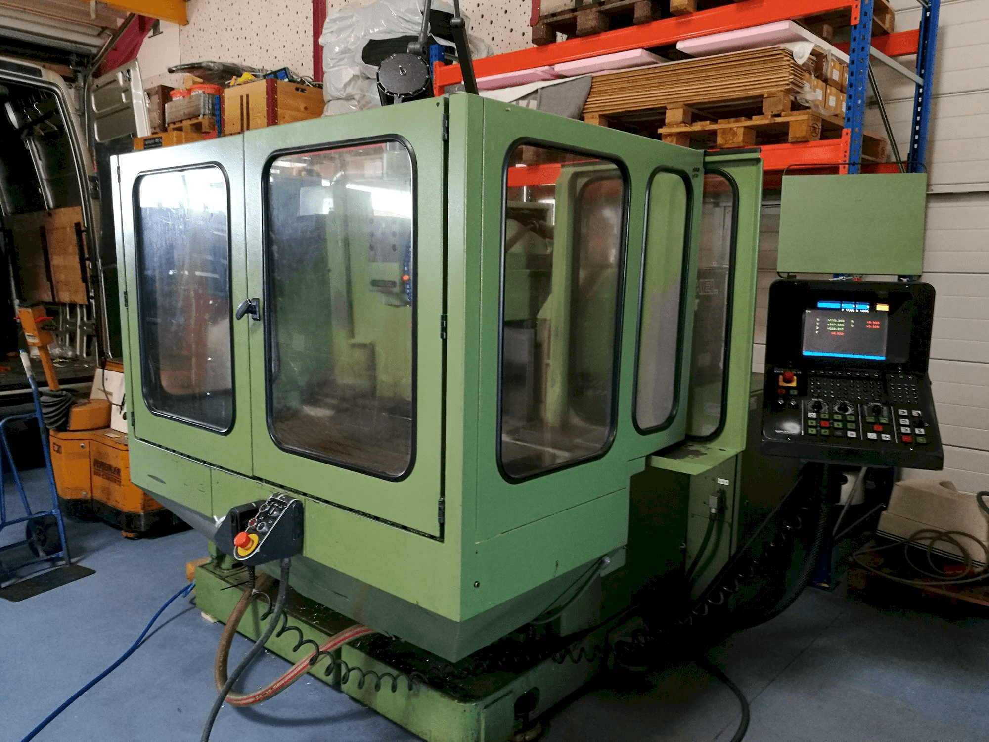 Vista frontal de la máquina DECKEL FP4AT