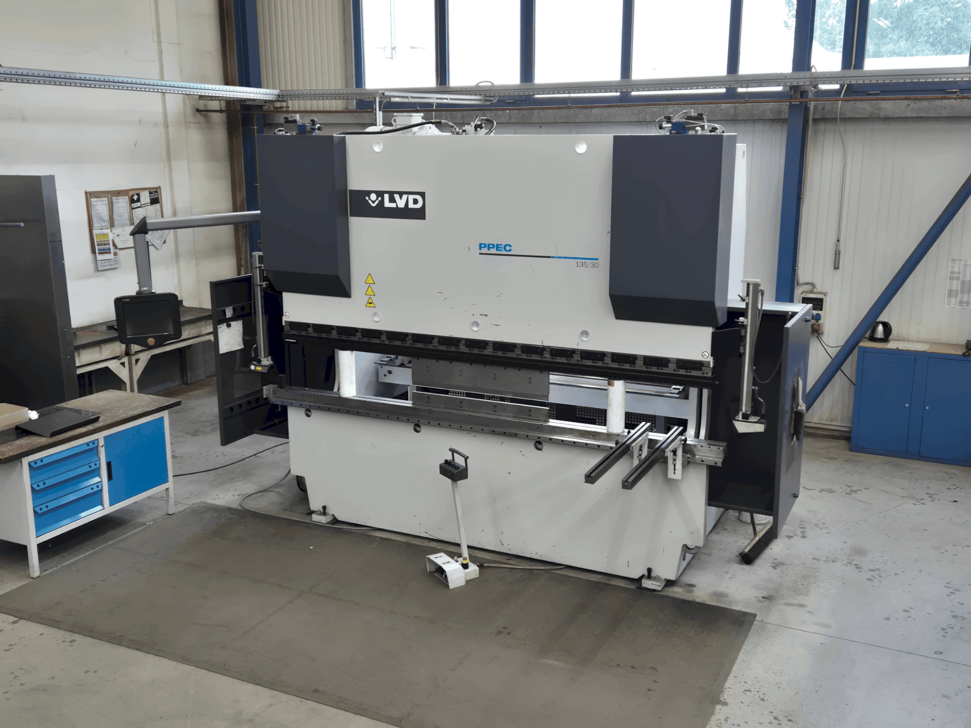 Vista frontal de la máquina LVD PPEC 135/30