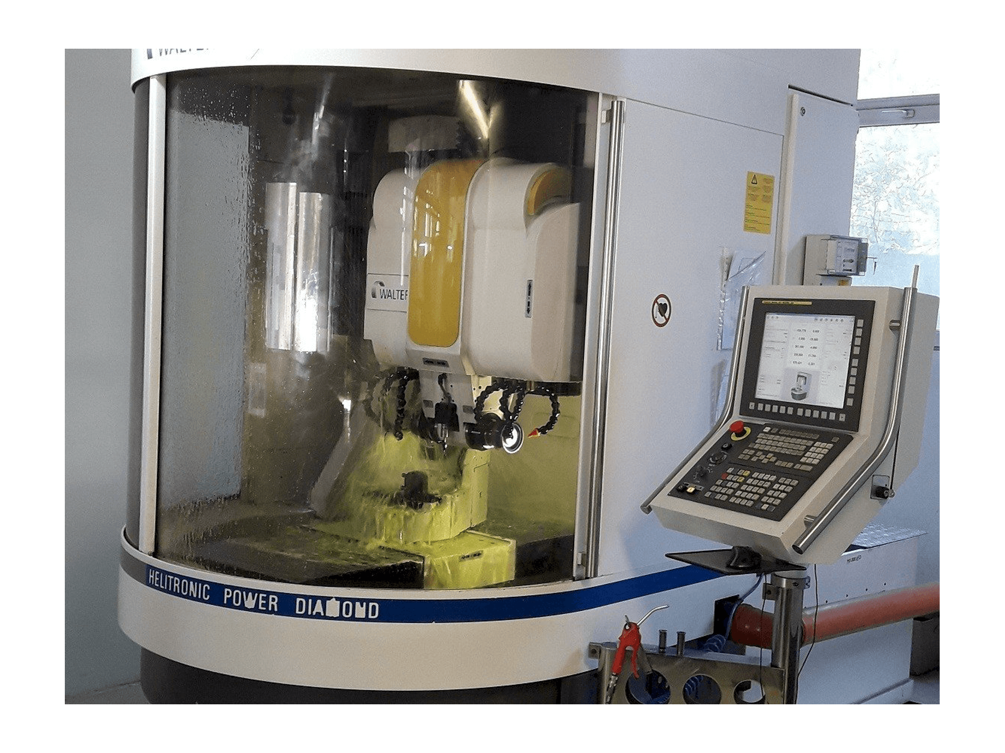 Vista frontal de la máquina Walter Helitronic Power F